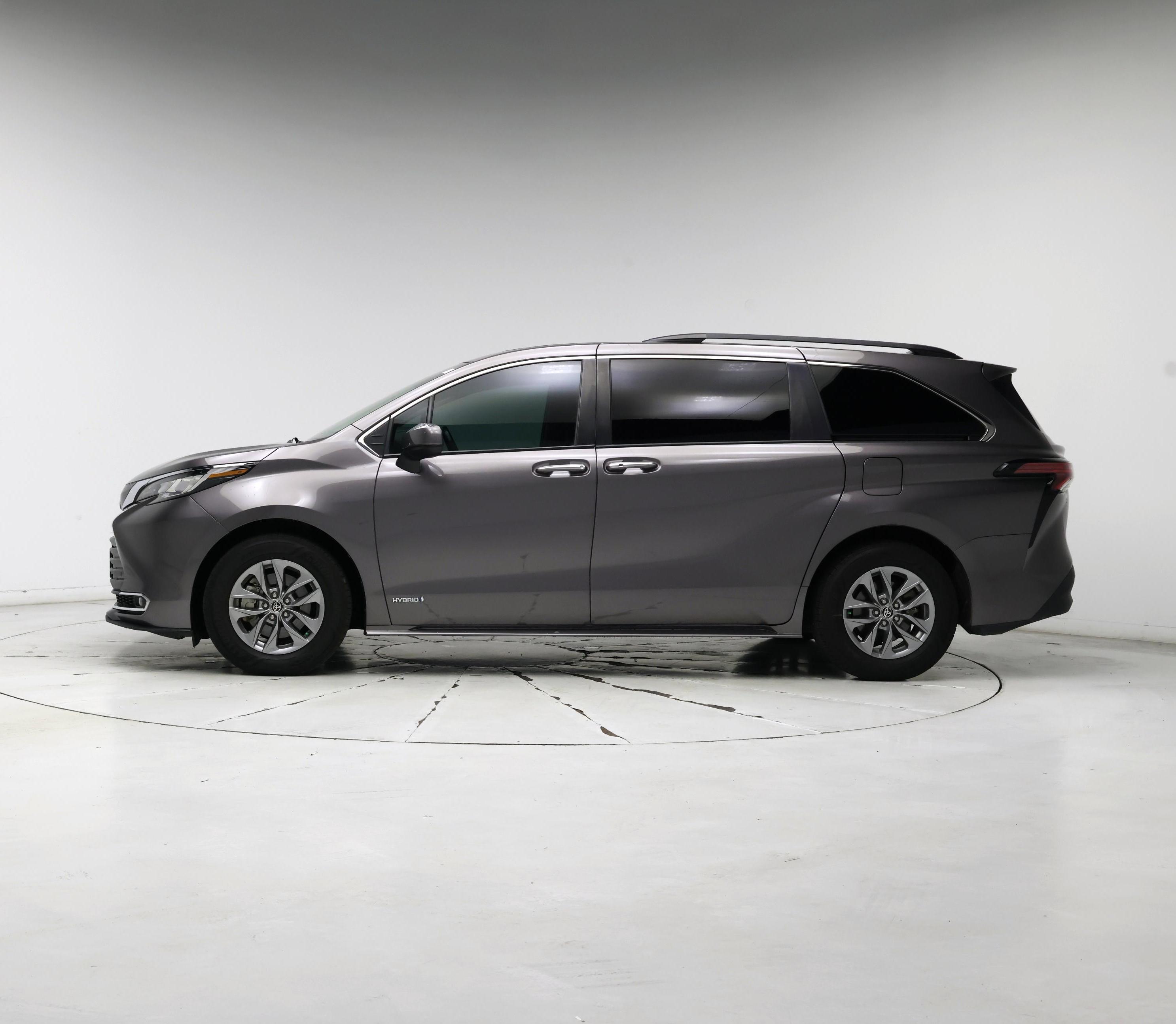 Thumbnail: 2021 Toyota Sienna - 3