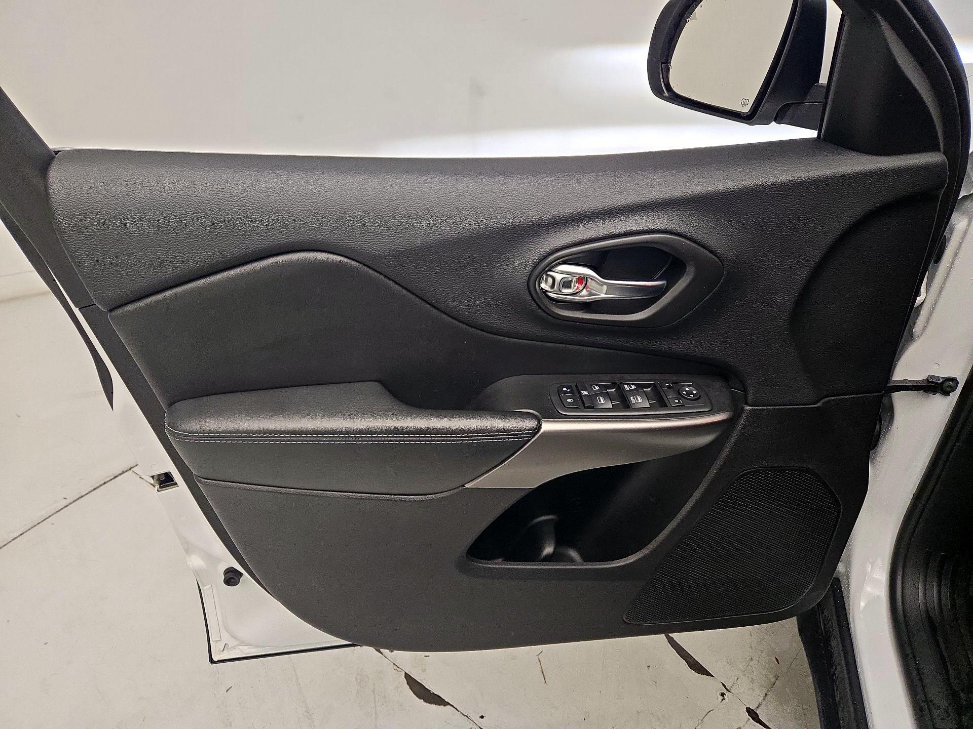 Thumbnail: 2020 Jeep Cherokee - 12