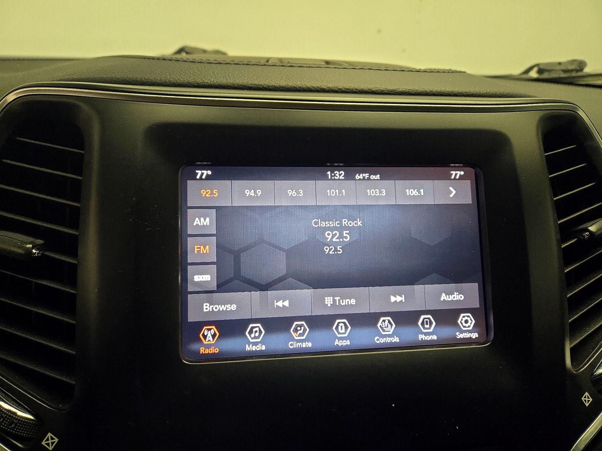 Thumbnail: 2020 Jeep Cherokee - 15