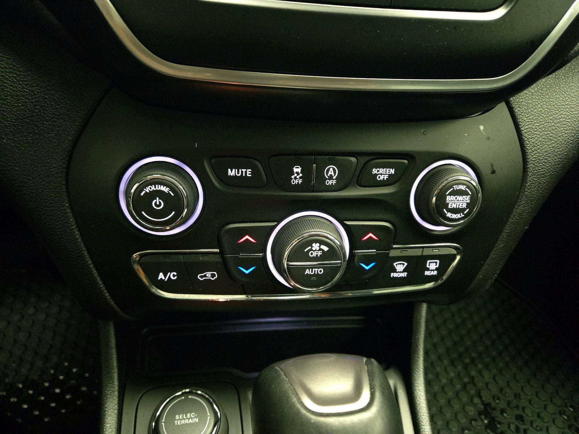 Thumbnail: 2020 Jeep Cherokee - 16