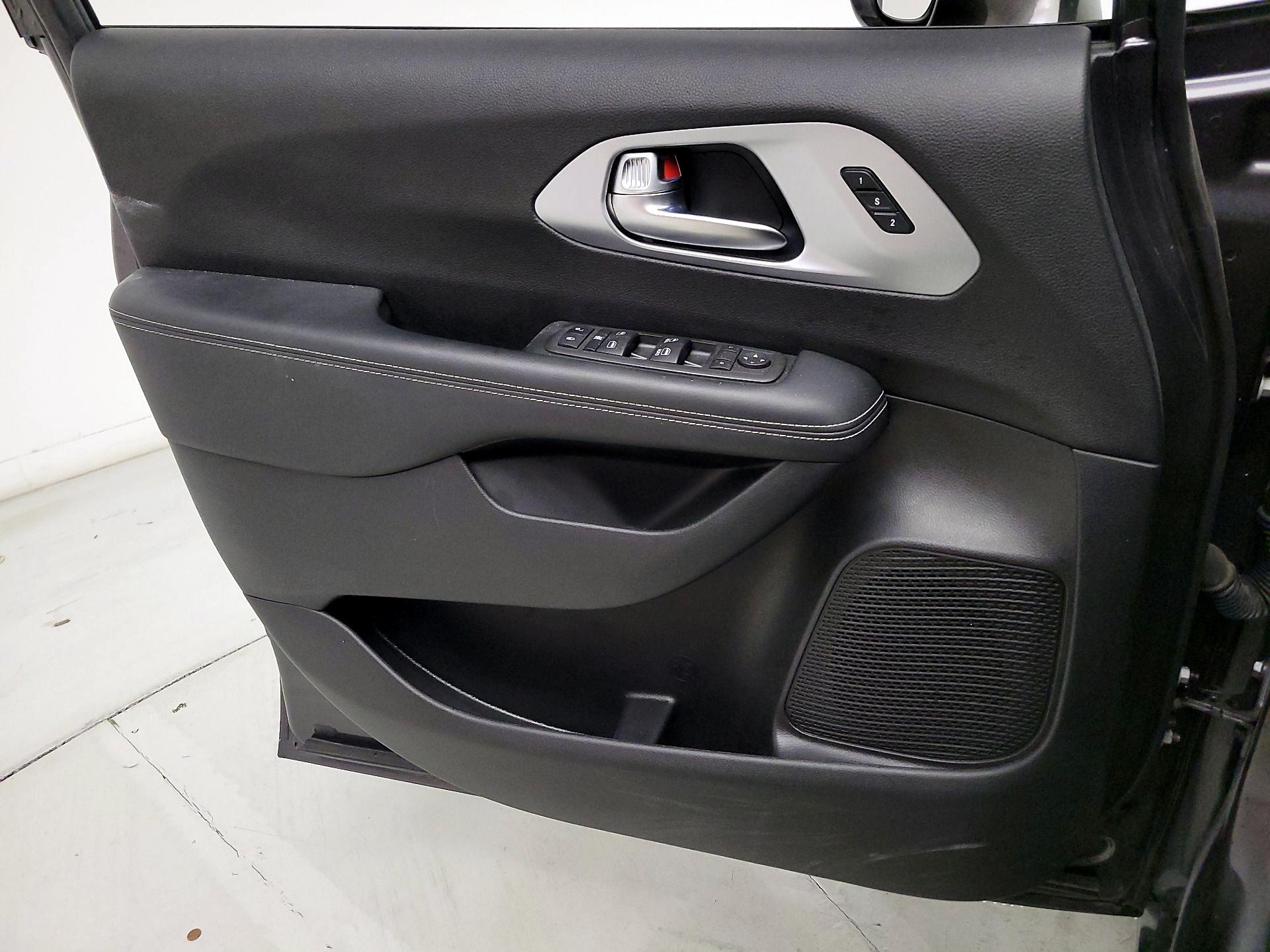 Thumbnail: 2022 Chrysler Pacifica - 12