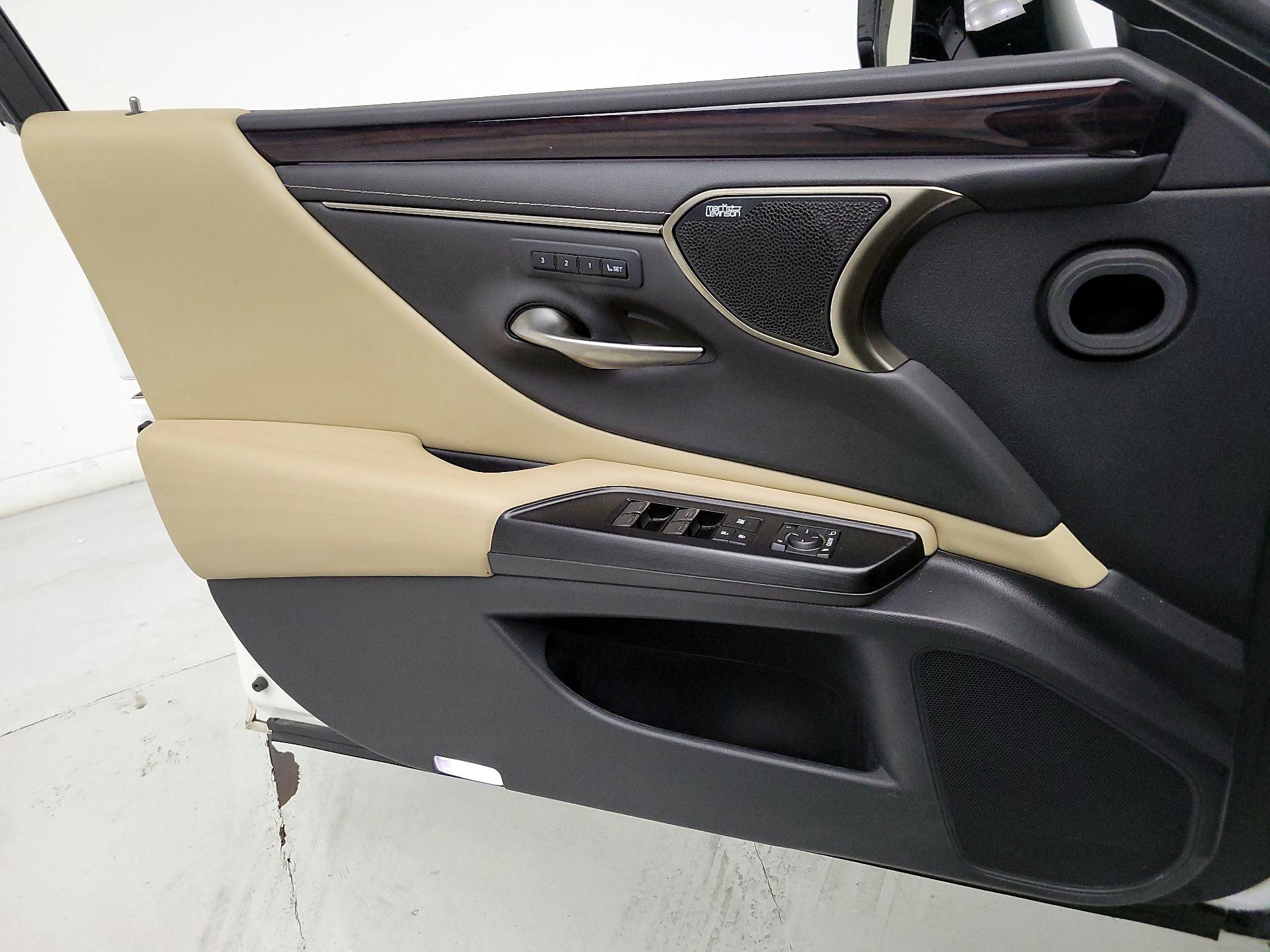 Thumbnail: 2021 Lexus ES - 12