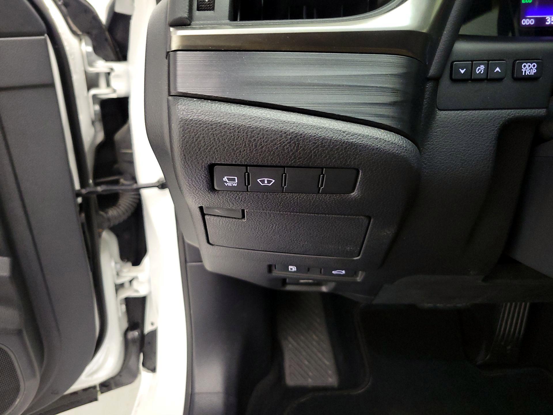 Thumbnail: 2021 Lexus ES - 13