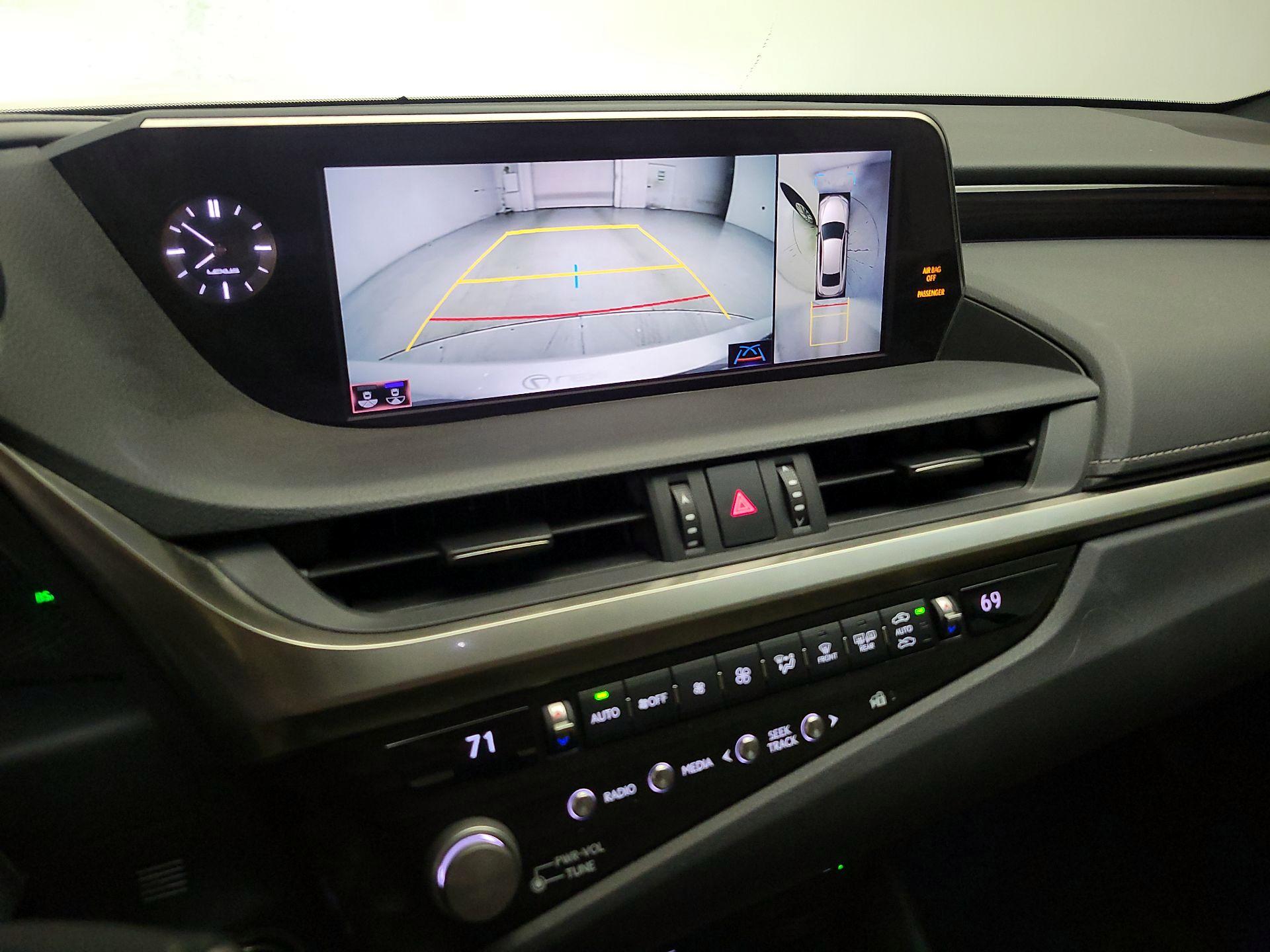 Thumbnail: 2021 Lexus ES - 15