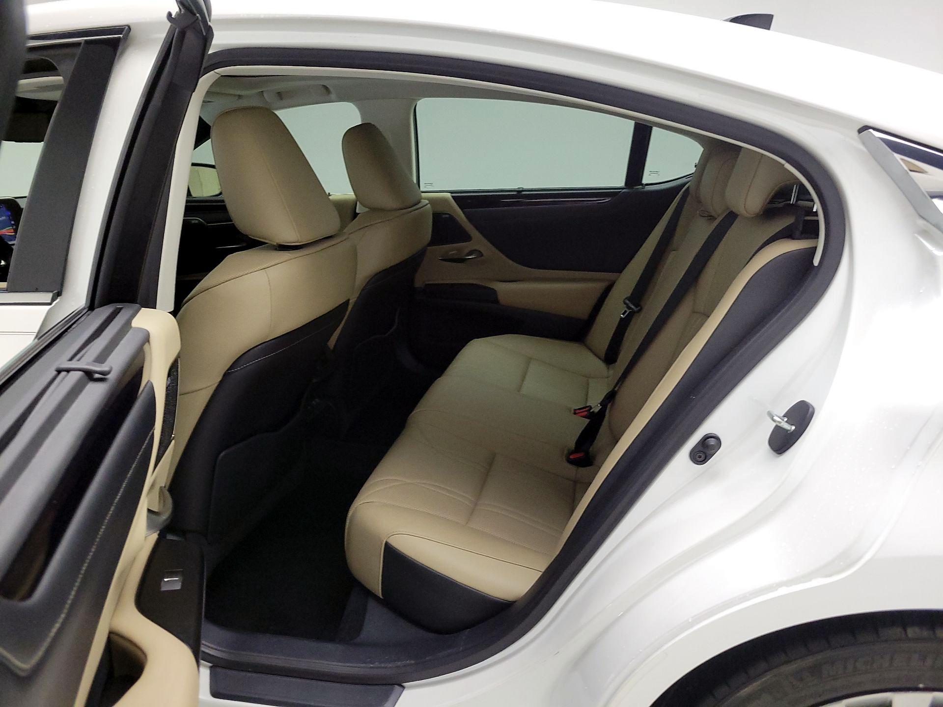 Thumbnail: 2021 Lexus ES - 20