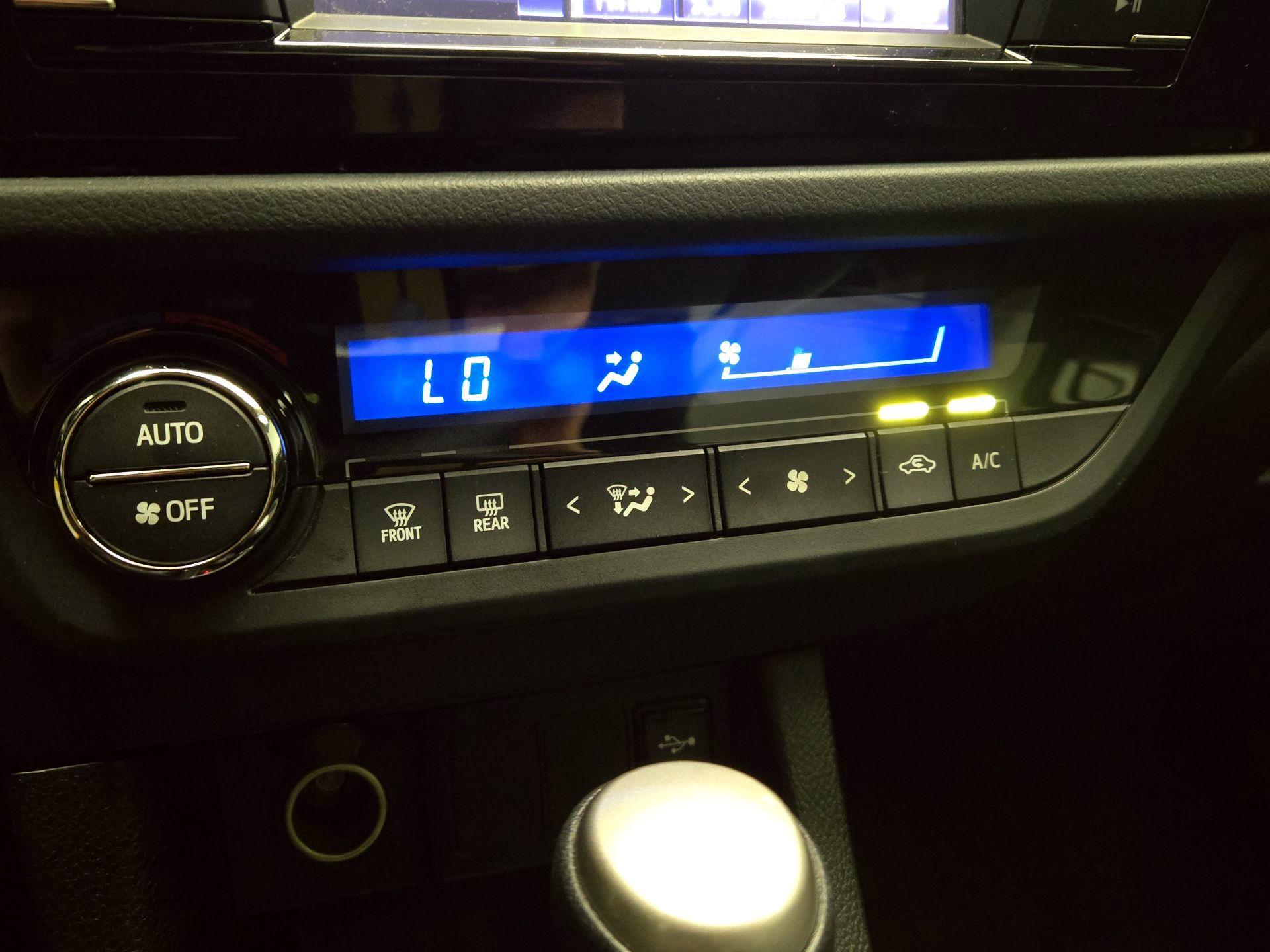 Thumbnail: 2015 Toyota Corolla - 16