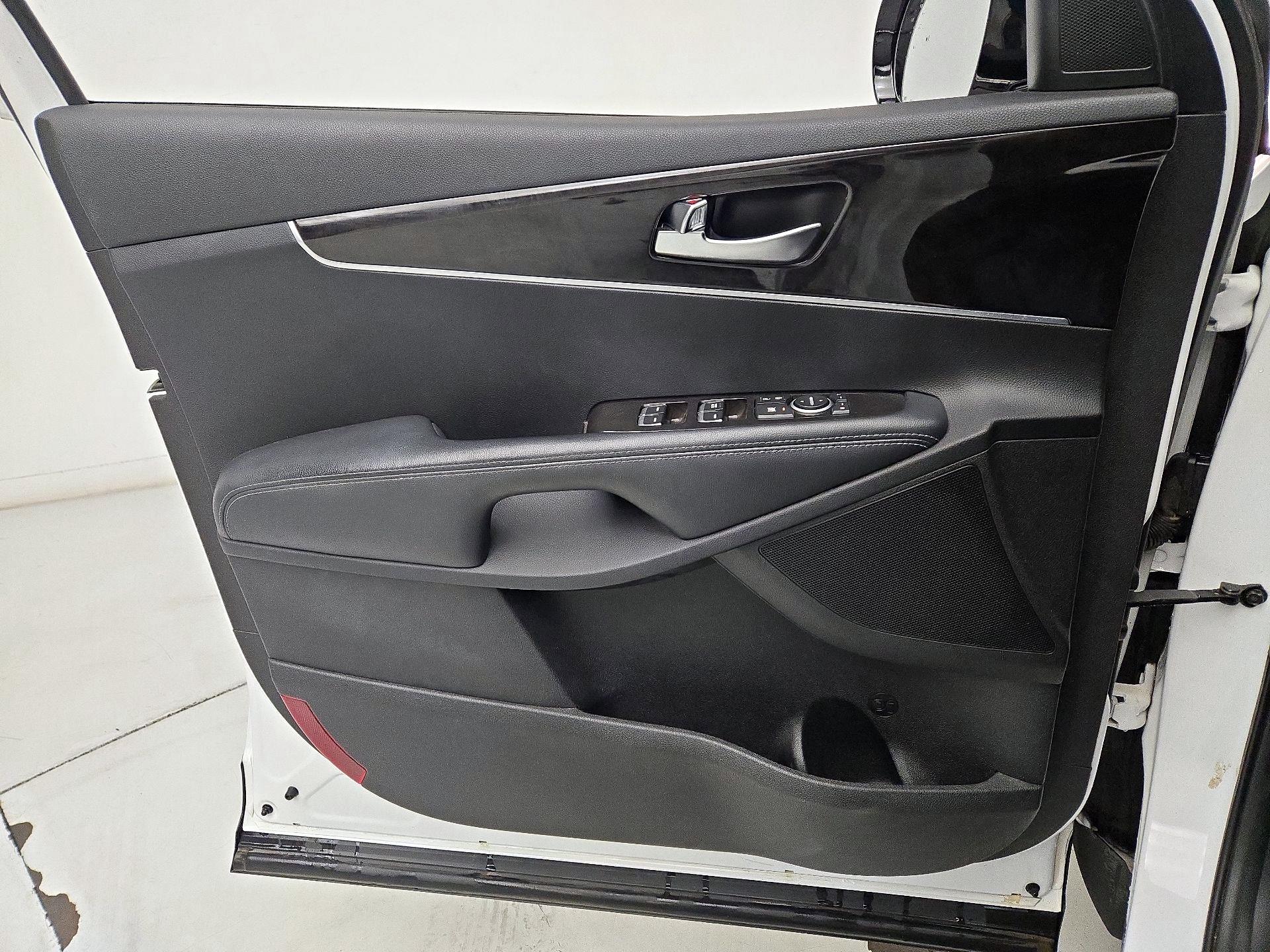 Thumbnail: 2017 Kia Sorento - 12