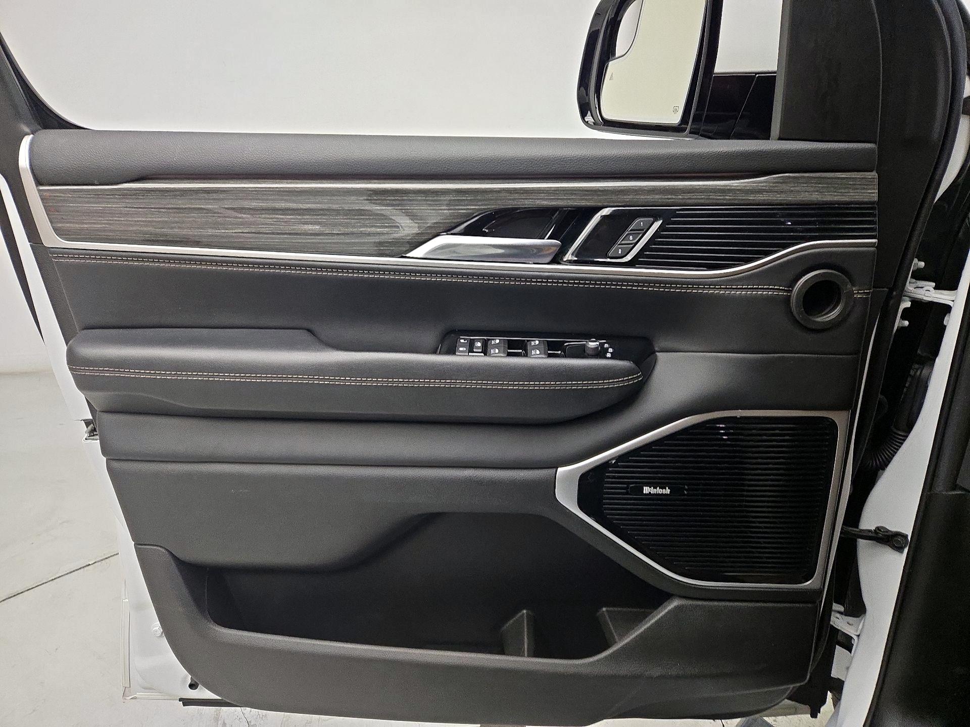 Thumbnail: 2022 Jeep Wagoneer - 12