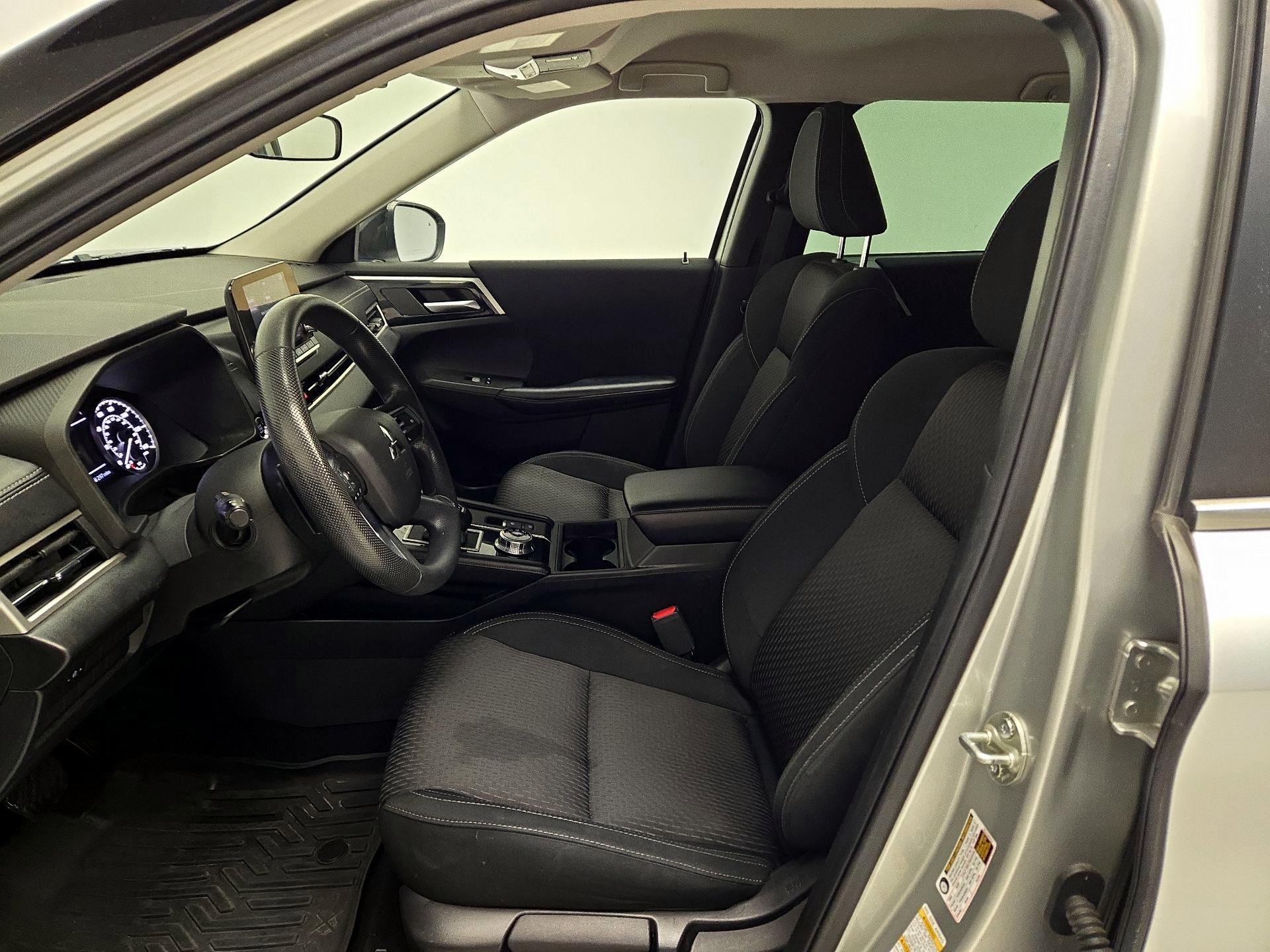 Thumbnail: 2022 Mitsubishi Outlander - 11