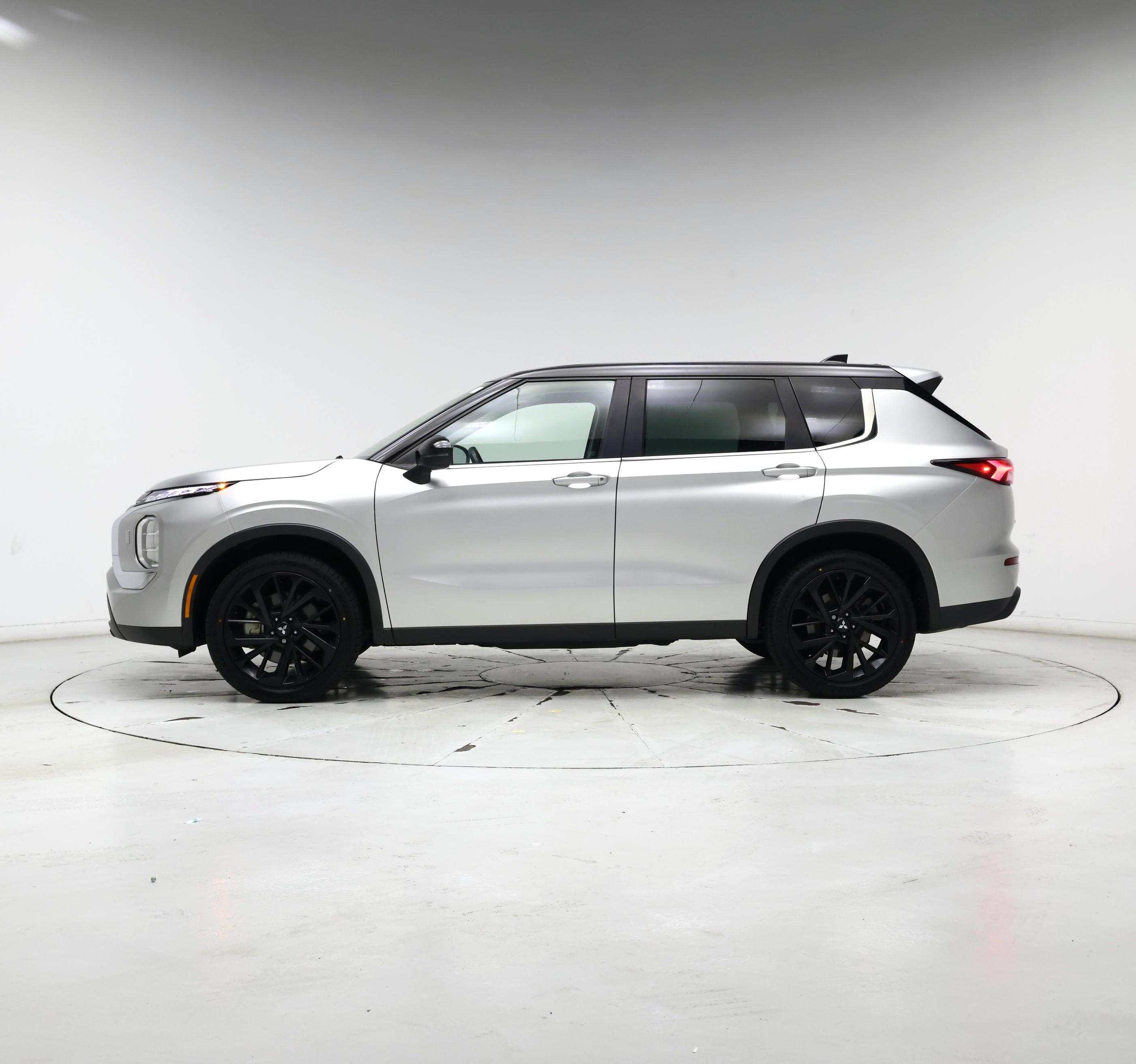 Thumbnail: 2022 Mitsubishi Outlander - 3