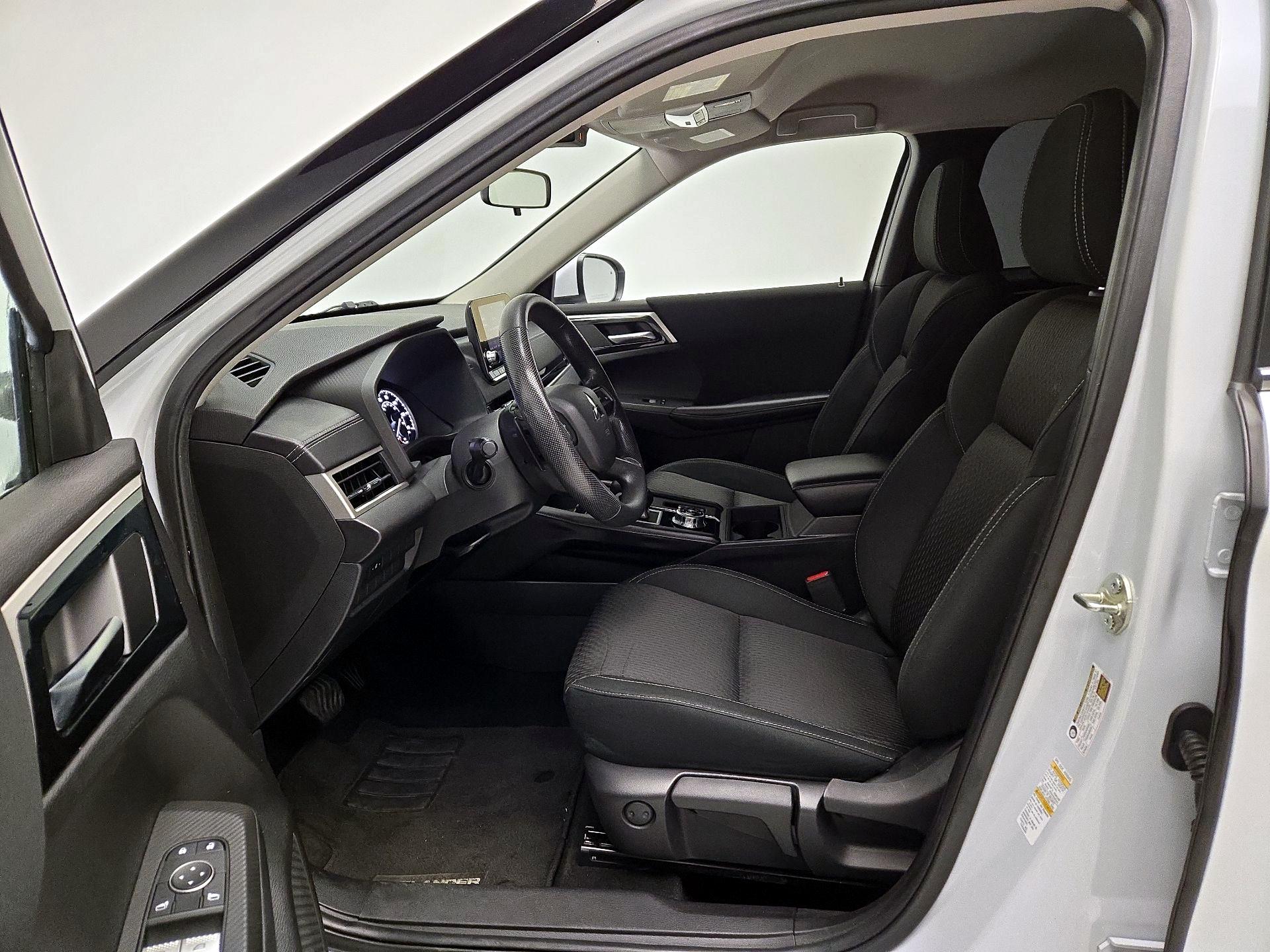 Thumbnail: 2022 Mitsubishi Outlander - 11