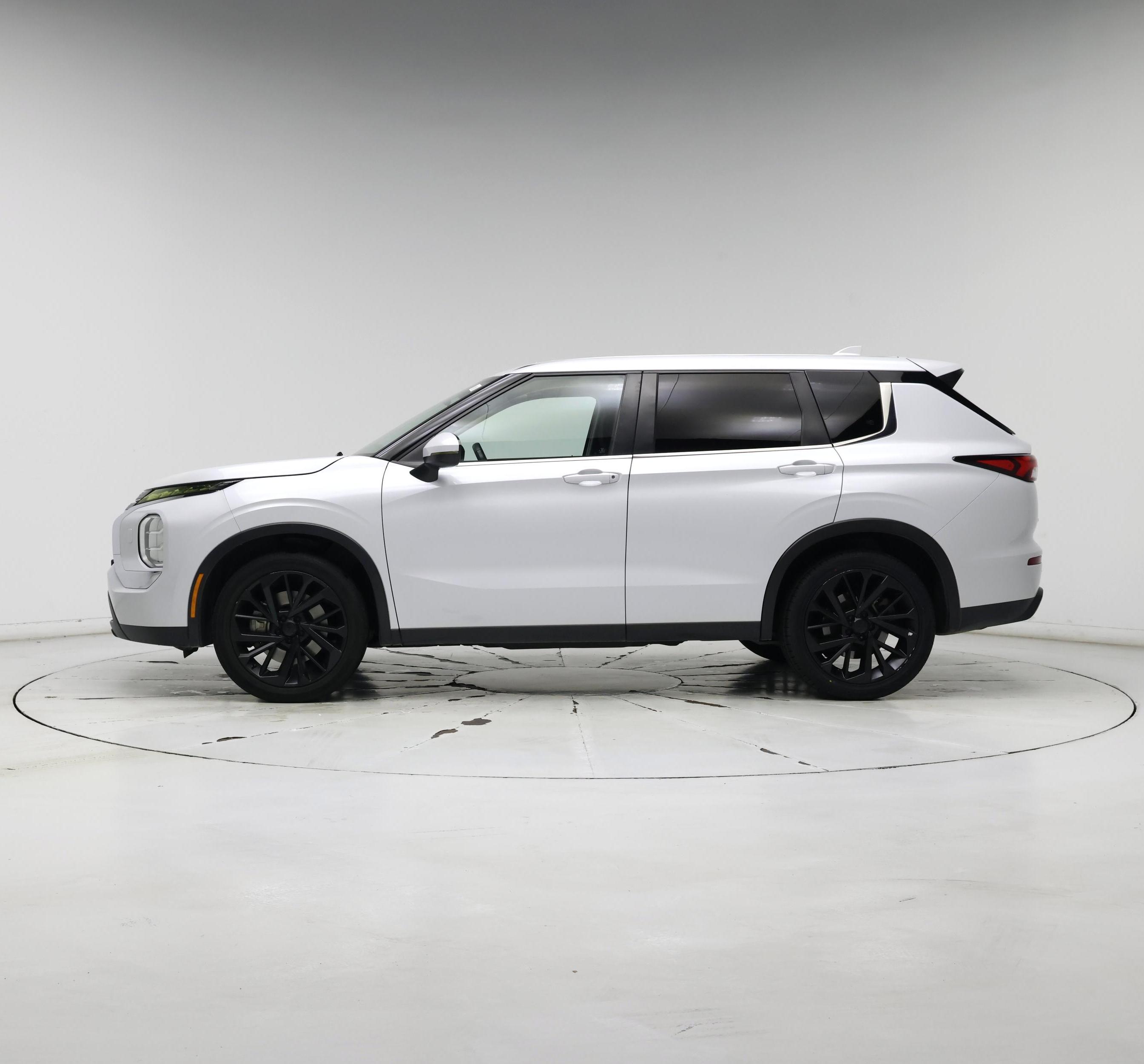 Thumbnail: 2022 Mitsubishi Outlander - 3