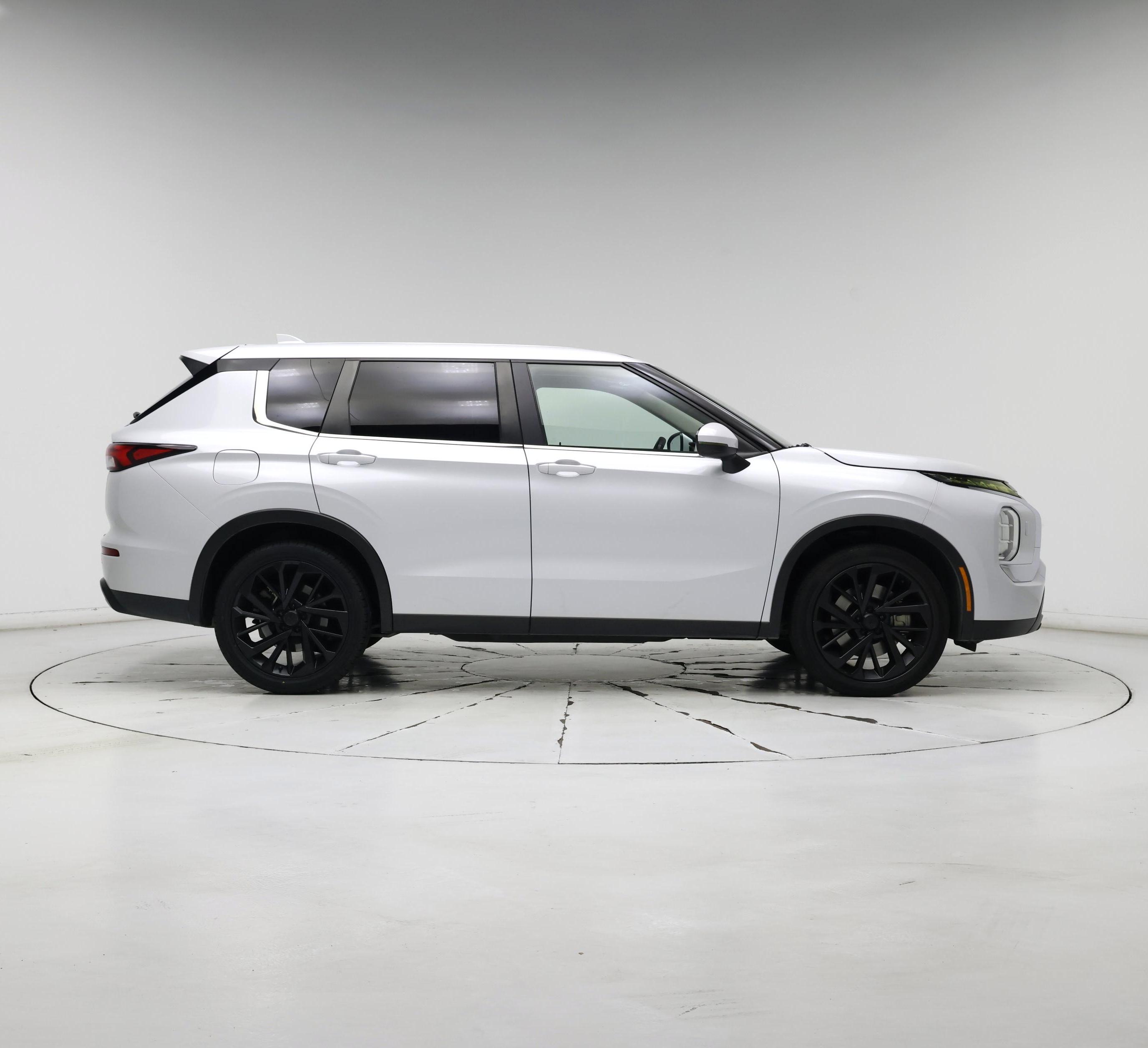 Thumbnail: 2022 Mitsubishi Outlander - 7