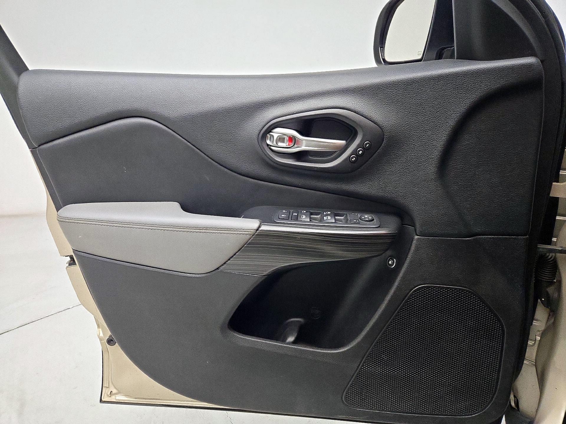 Thumbnail: 2014 Jeep Cherokee - 12