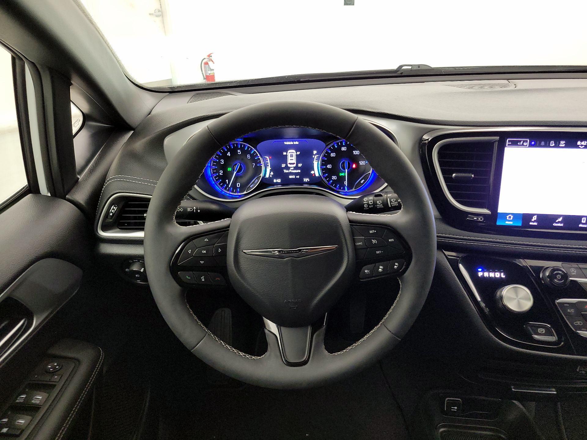 Thumbnail: 2024 Chrysler Pacifica - 10