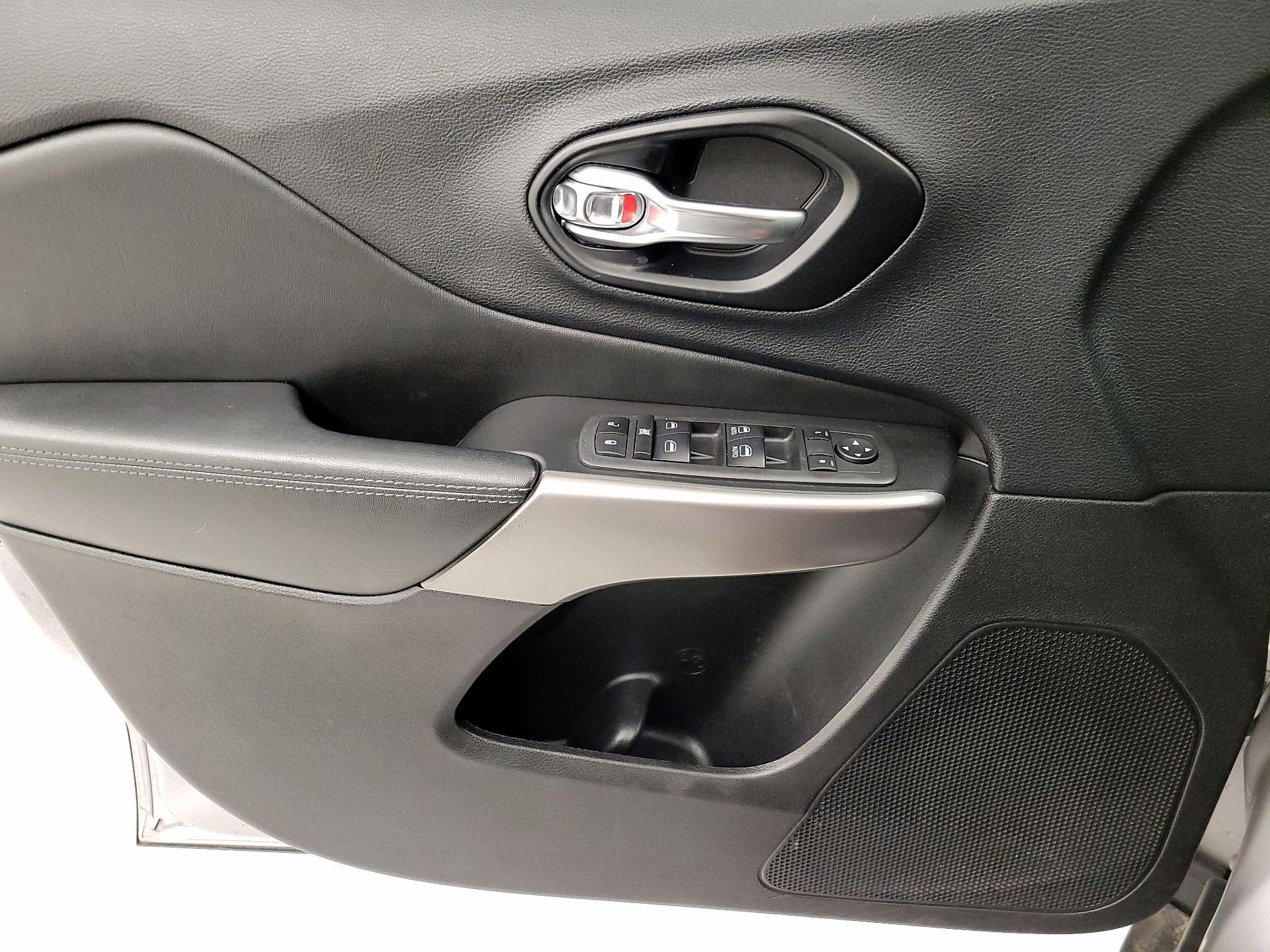 Thumbnail: 2021 Jeep Cherokee - 12