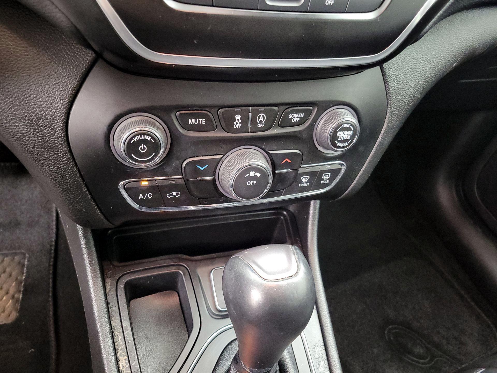 Thumbnail: 2021 Jeep Cherokee - 16