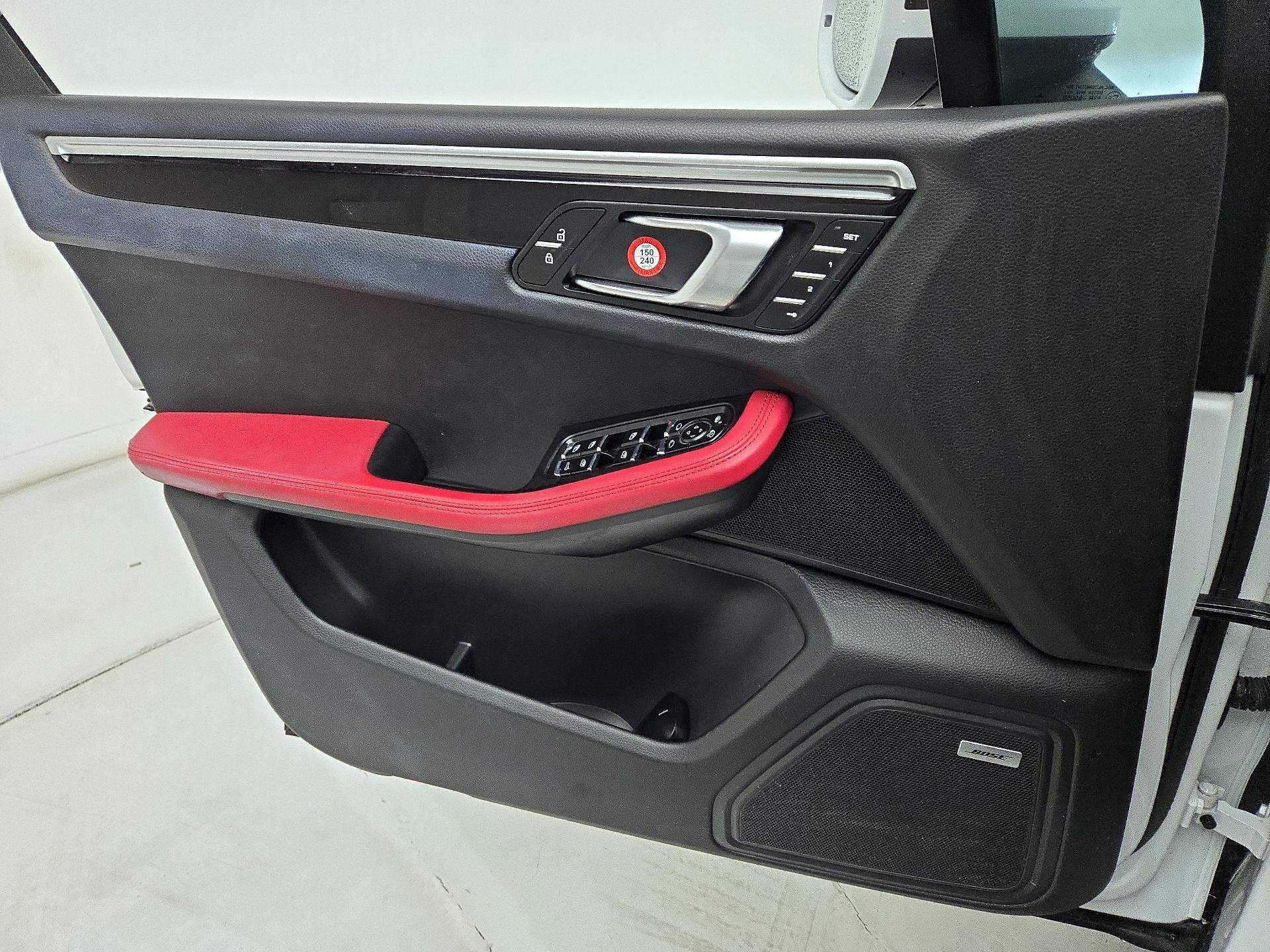 Thumbnail: 2021 Porsche Macan - 12