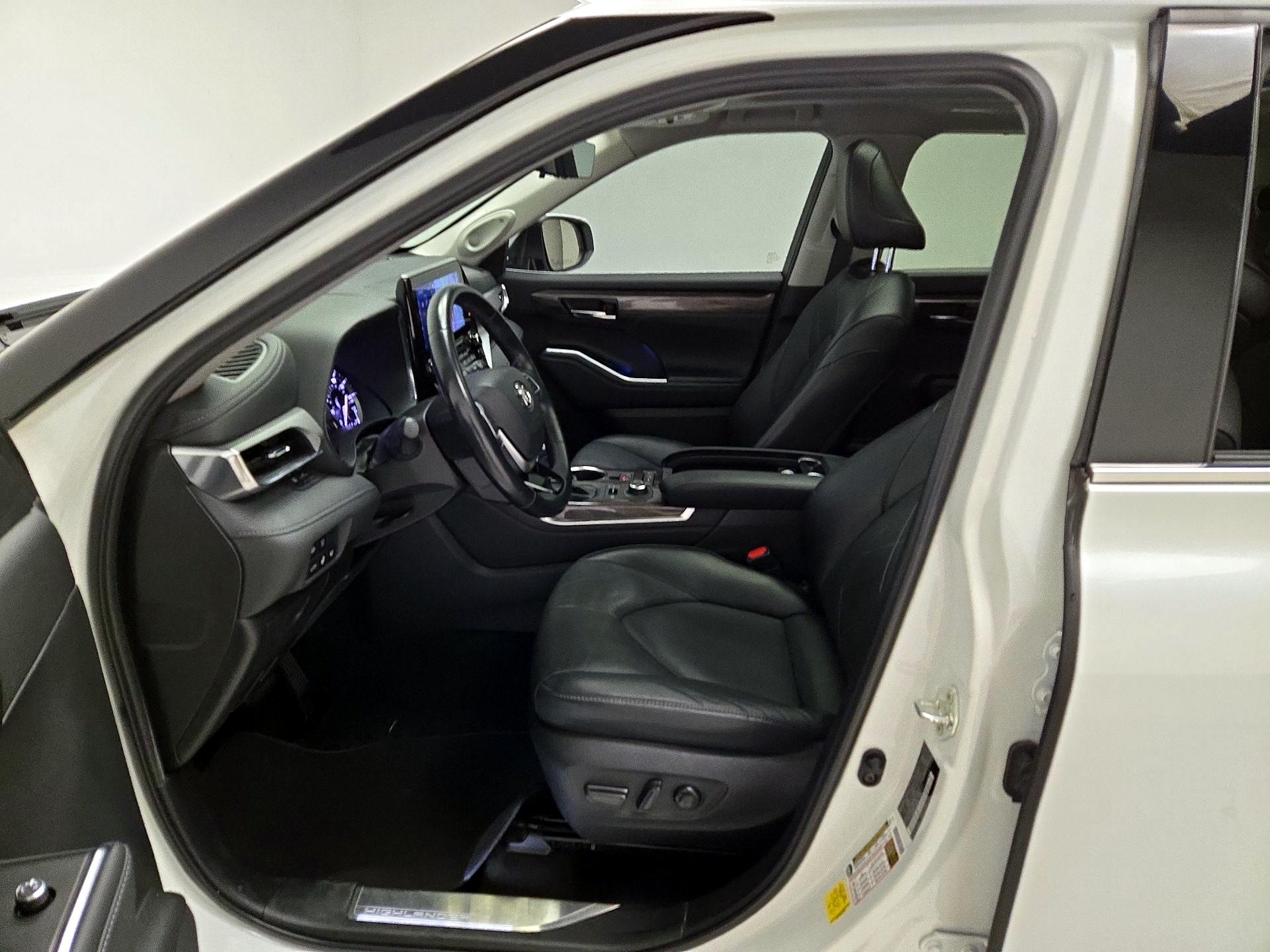 Thumbnail: 2022 Toyota Highlander - 11