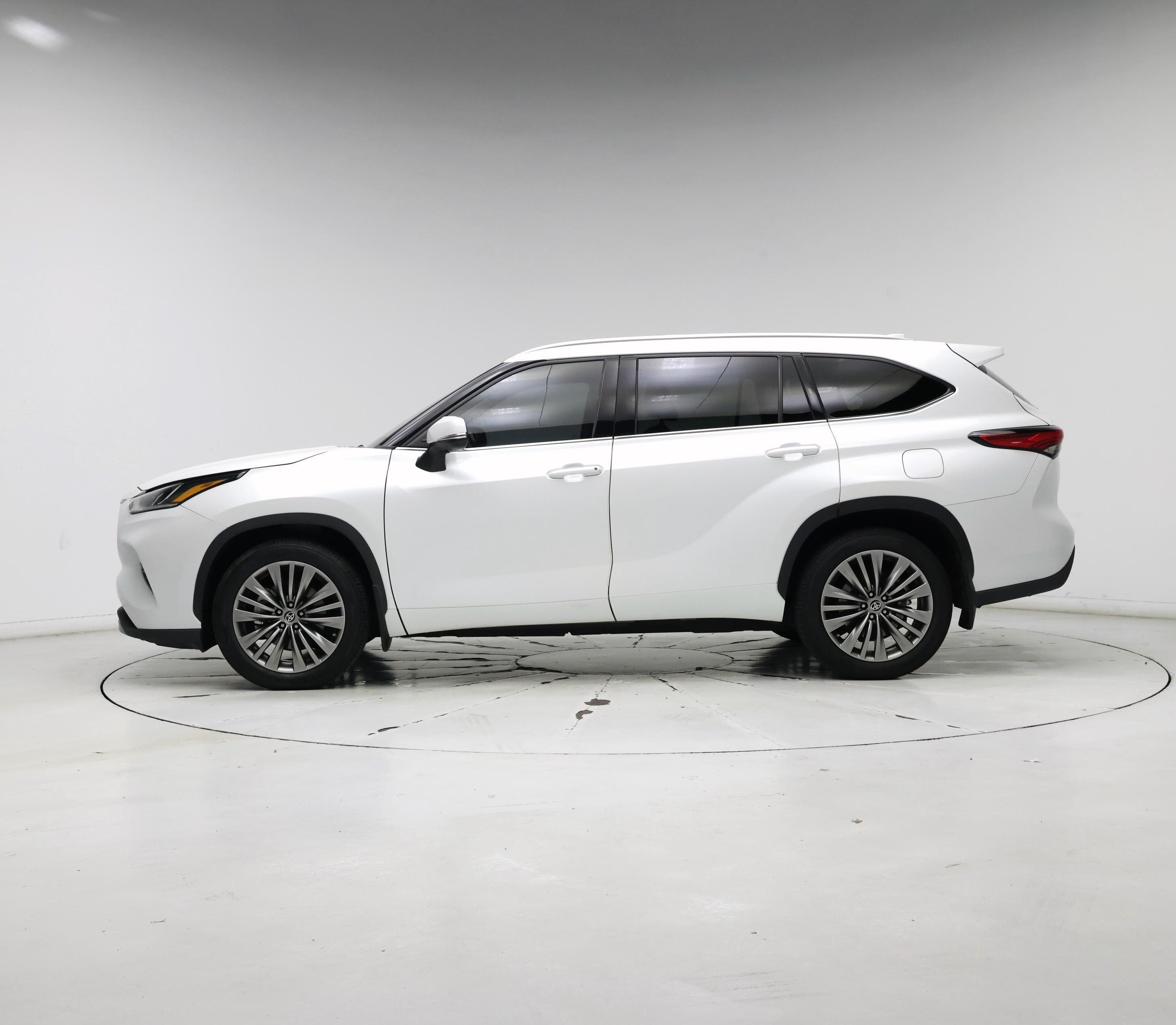 Thumbnail: 2022 Toyota Highlander - 3