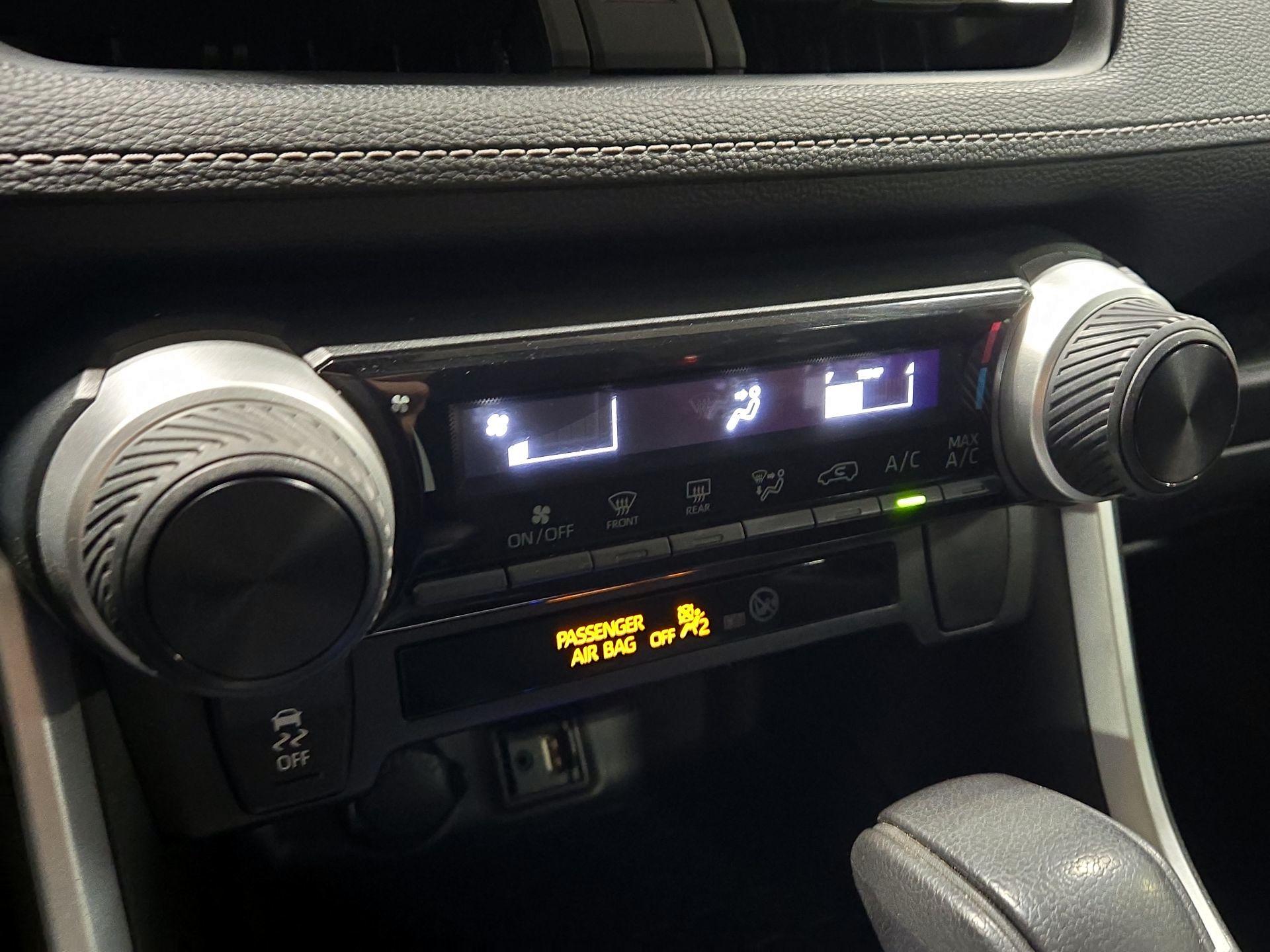 Thumbnail: 2019 Toyota RAV4 - 16