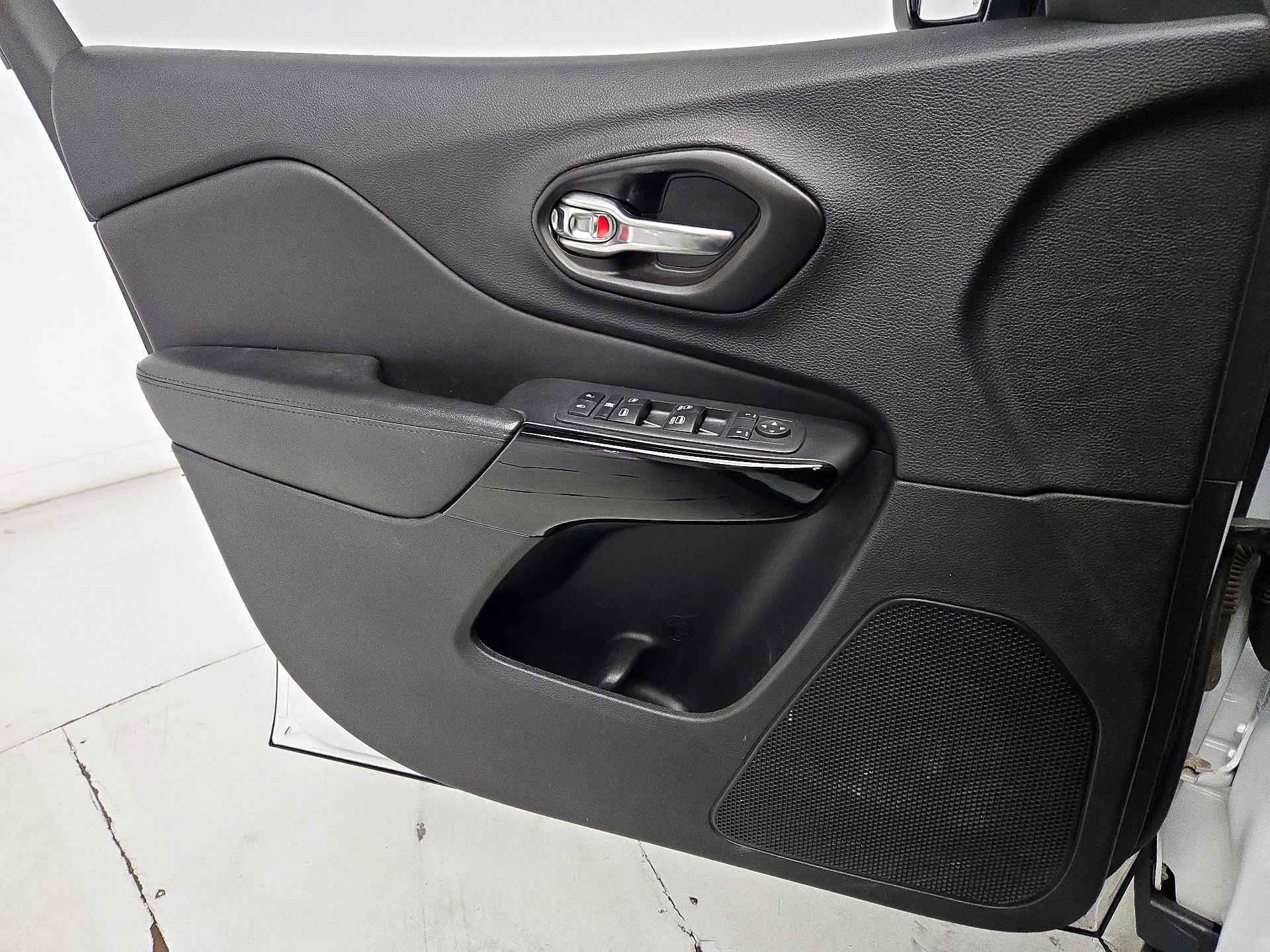 Thumbnail: 2021 Jeep Cherokee - 12