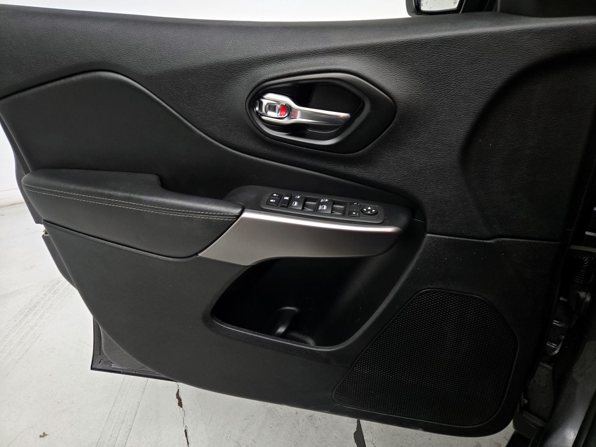 Thumbnail: 2022 Jeep Cherokee - 12