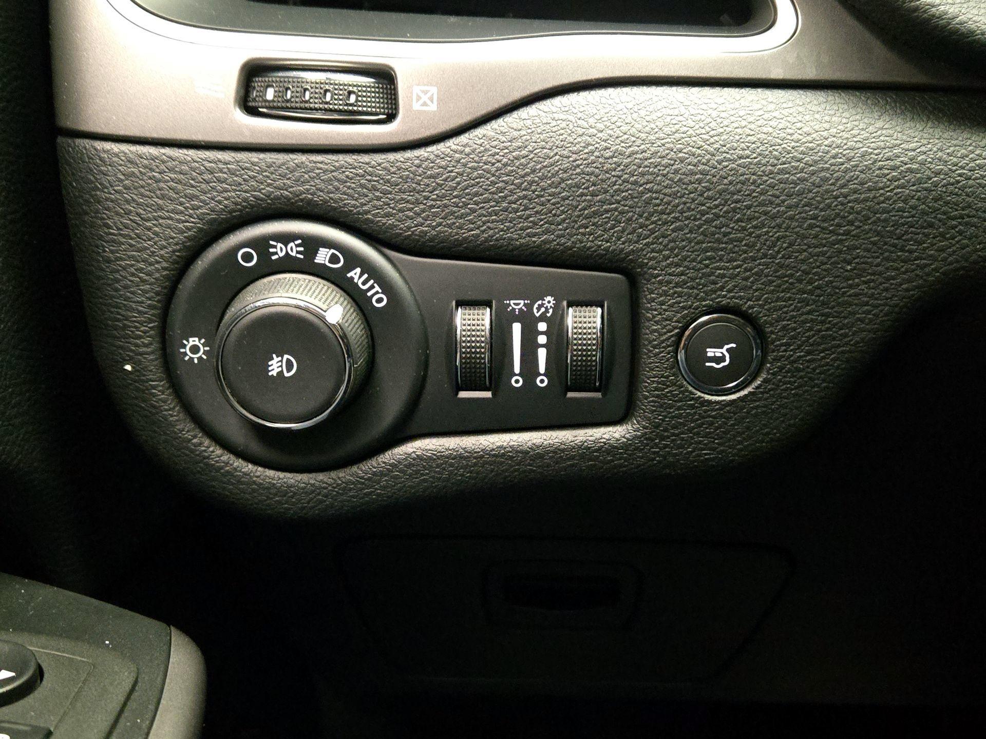 Thumbnail: 2022 Jeep Cherokee - 13