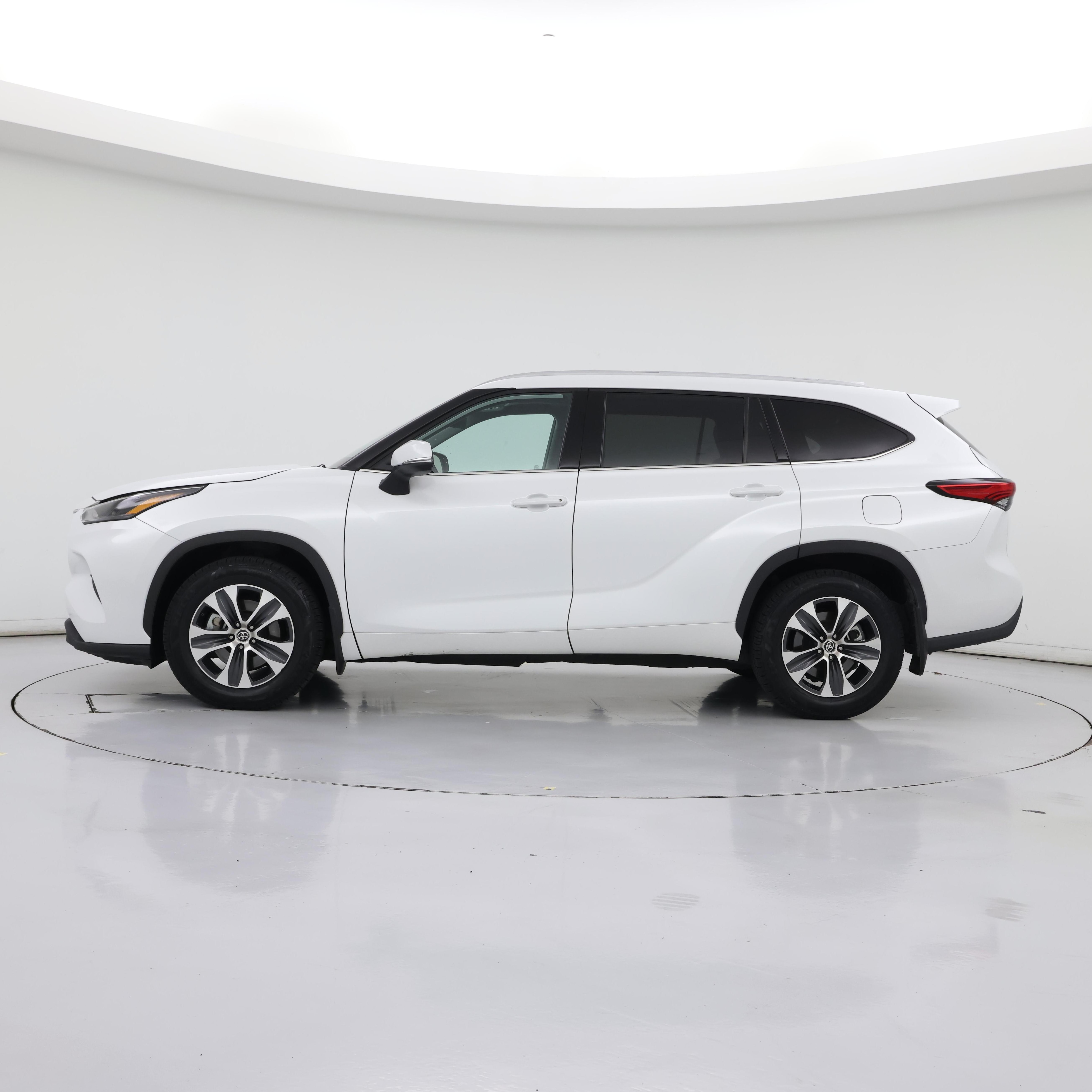 Thumbnail: 2022 Toyota Highlander - 3