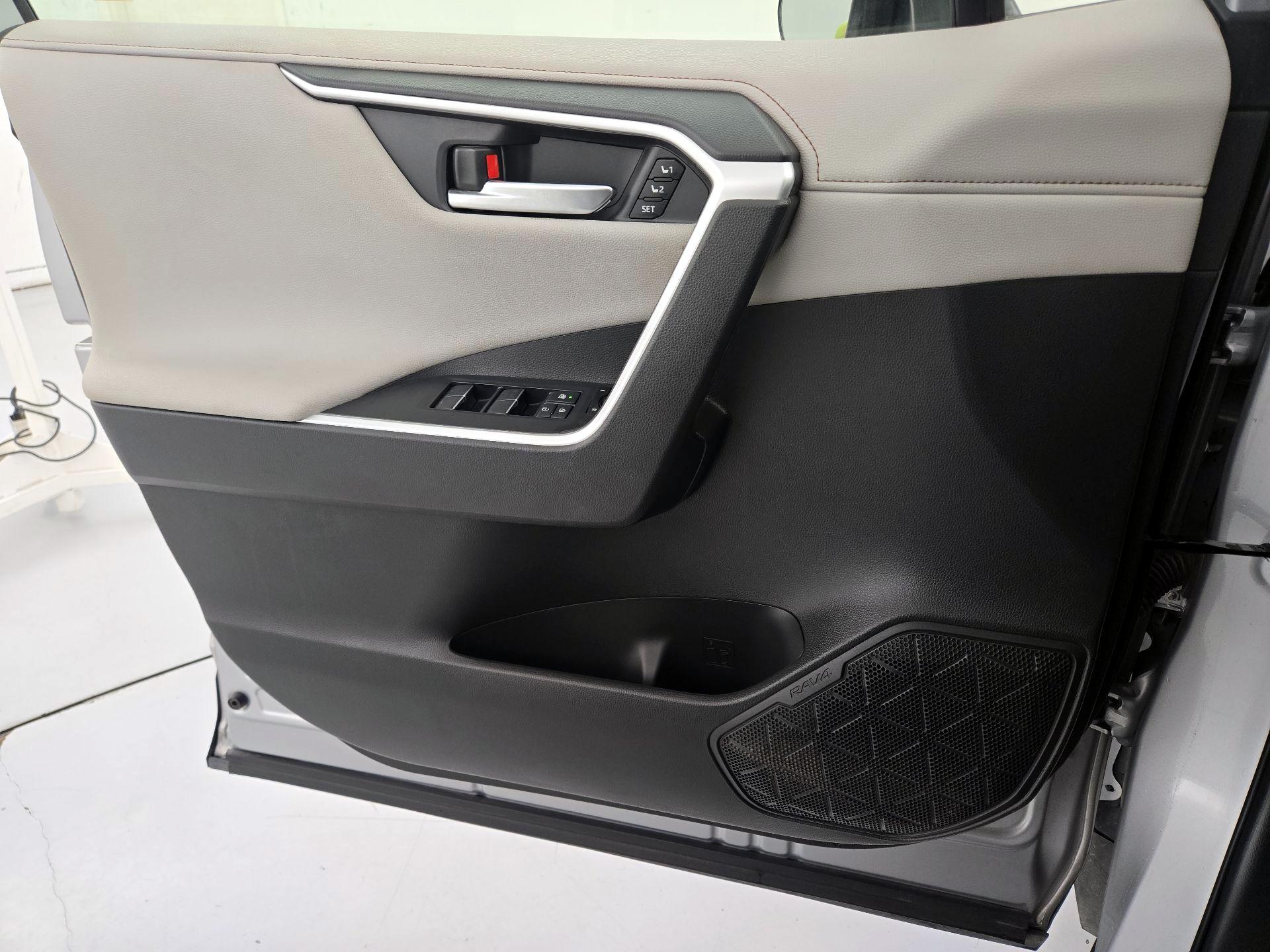 Thumbnail: 2020 Toyota RAV4 - 12