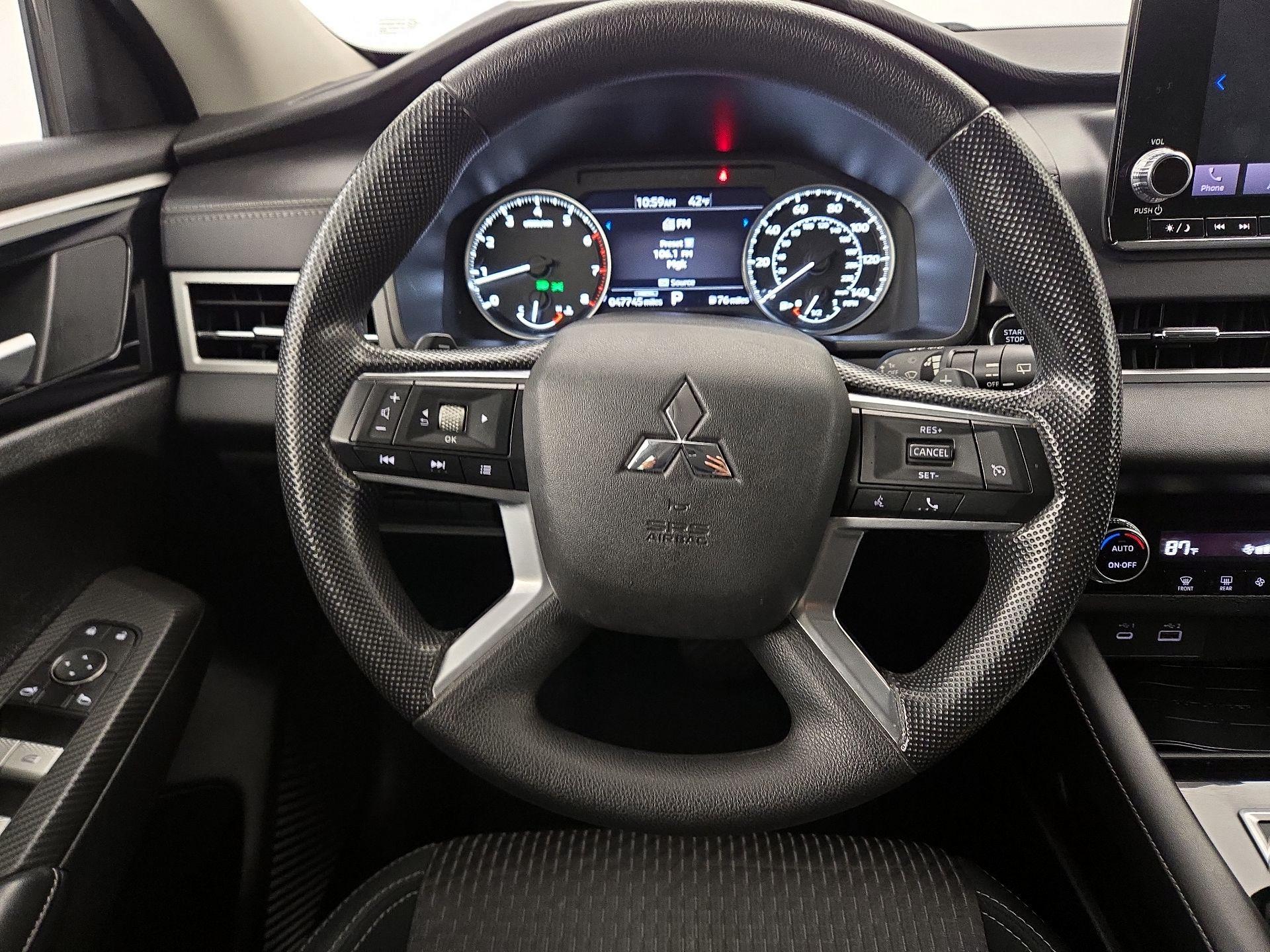 Thumbnail: 2023 Mitsubishi Outlander - 10