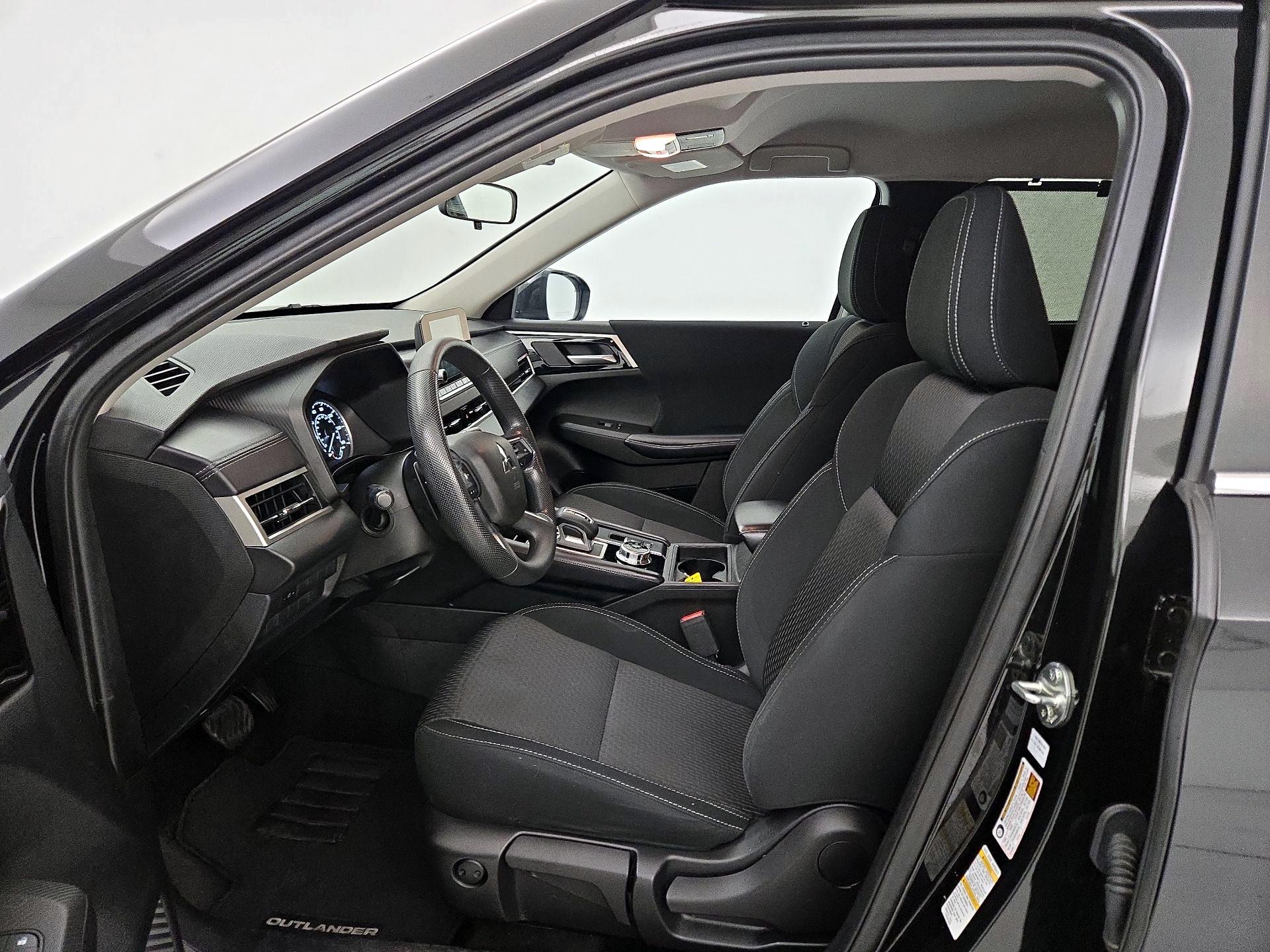 Thumbnail: 2023 Mitsubishi Outlander - 11