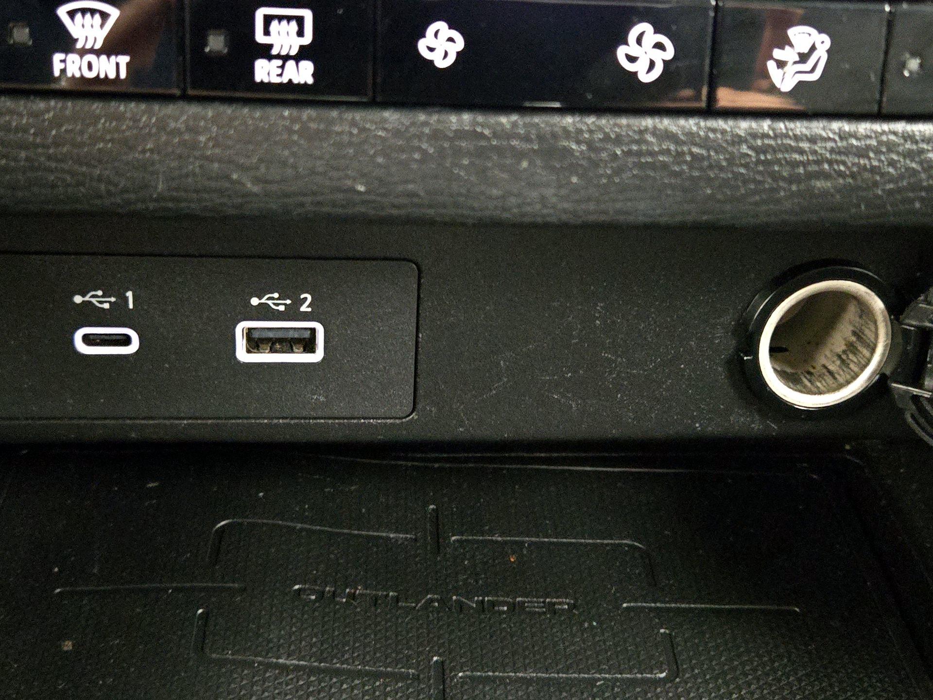 Thumbnail: 2023 Mitsubishi Outlander - 17