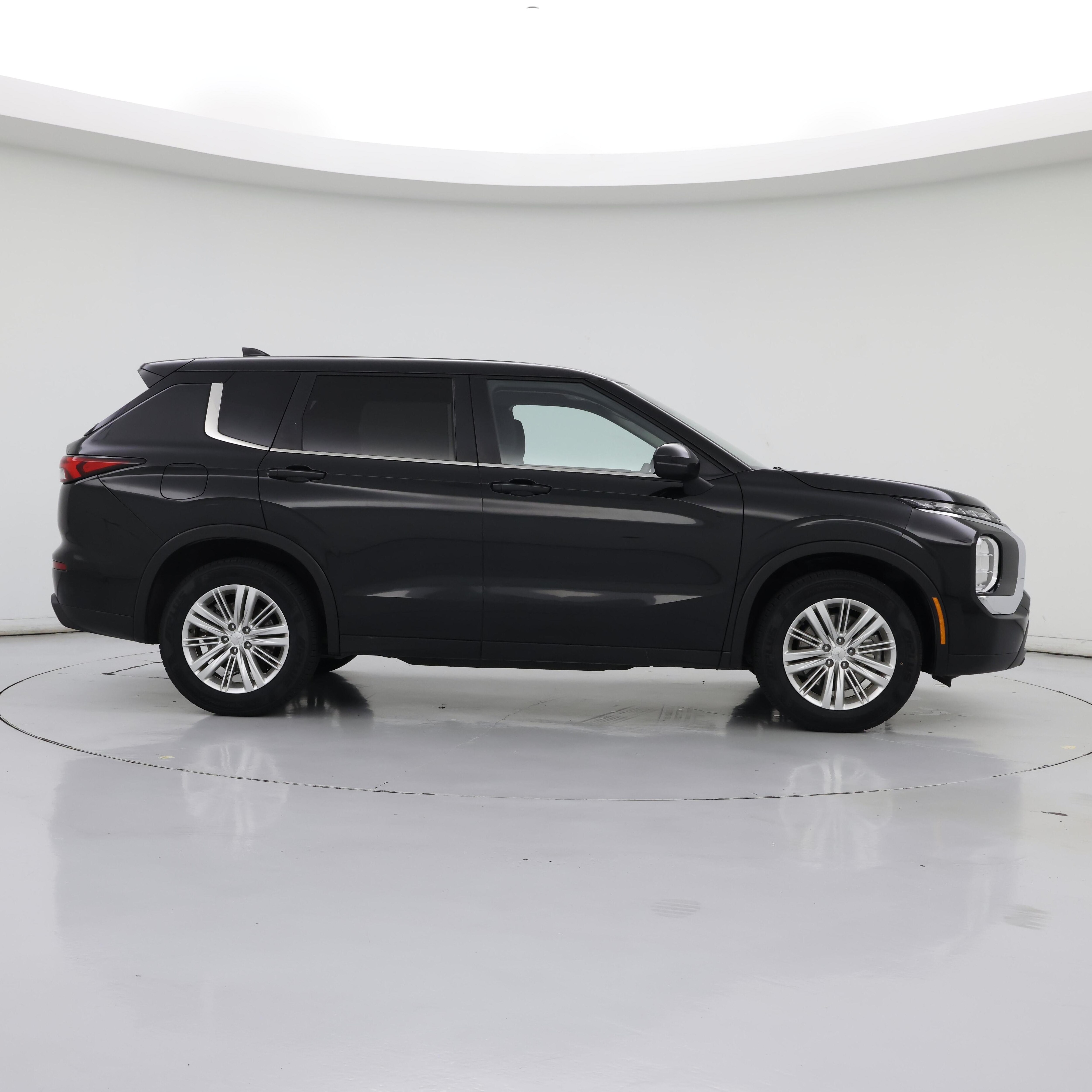 Thumbnail: 2023 Mitsubishi Outlander - 7