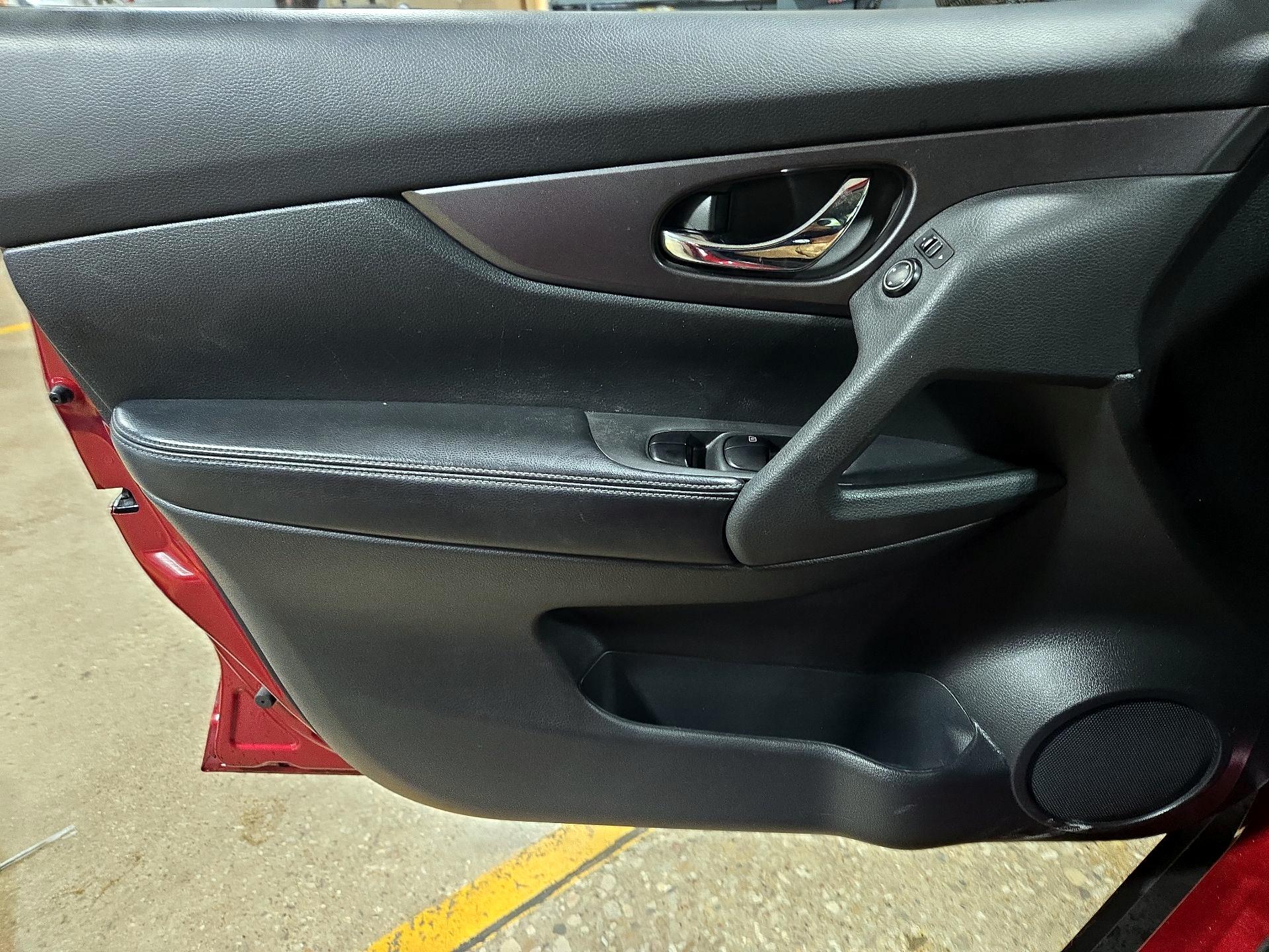 Thumbnail: 2016 Nissan Rogue - 12