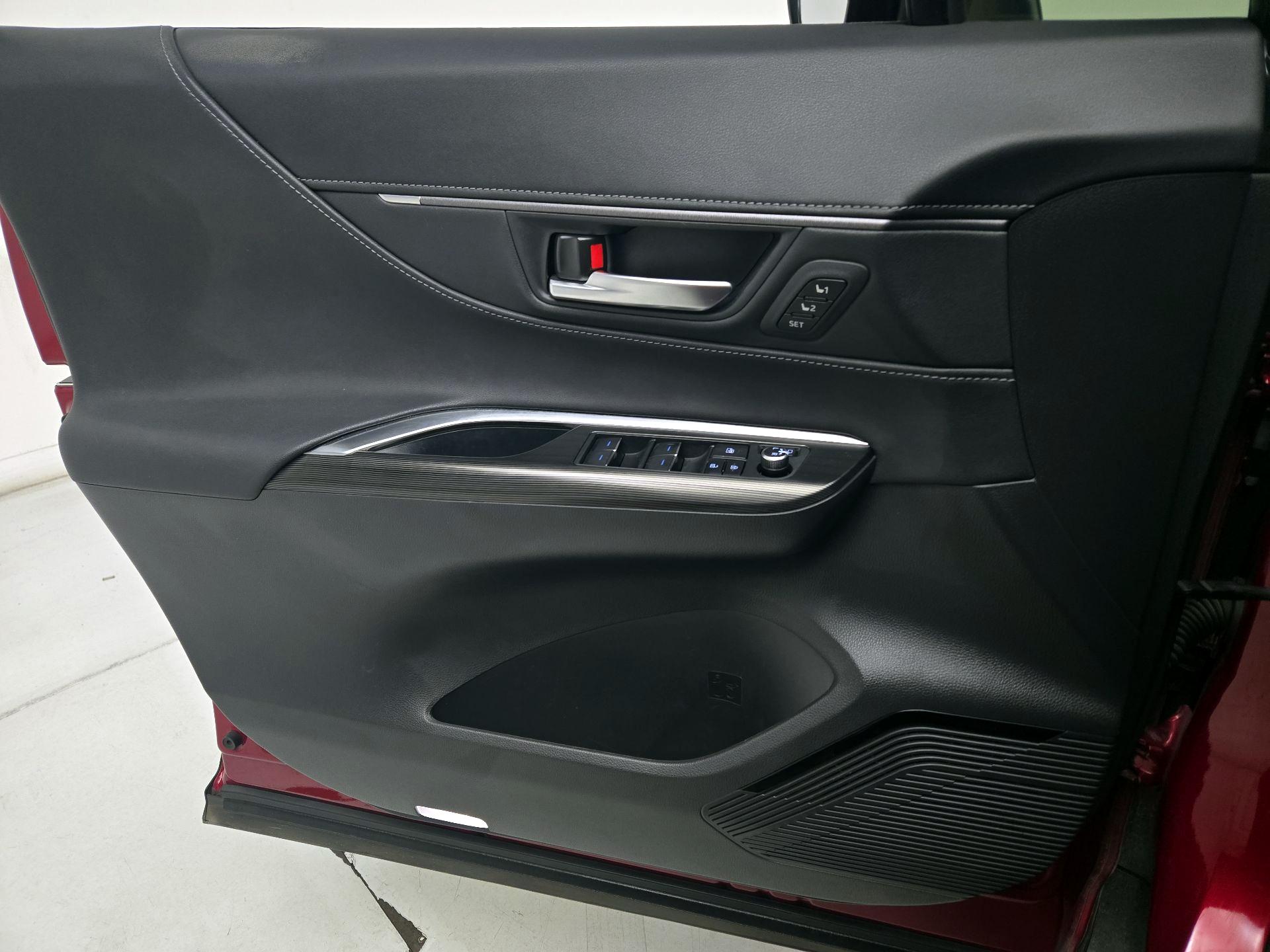 Thumbnail: 2021 Toyota Venza - 12