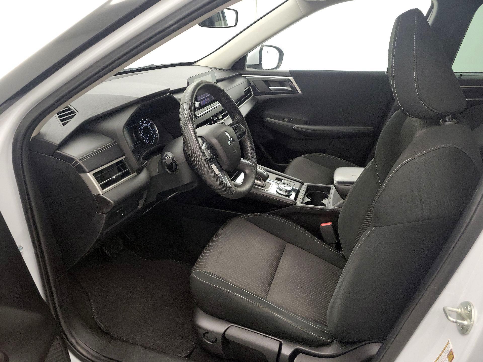 Thumbnail: 2022 Mitsubishi Outlander - 11