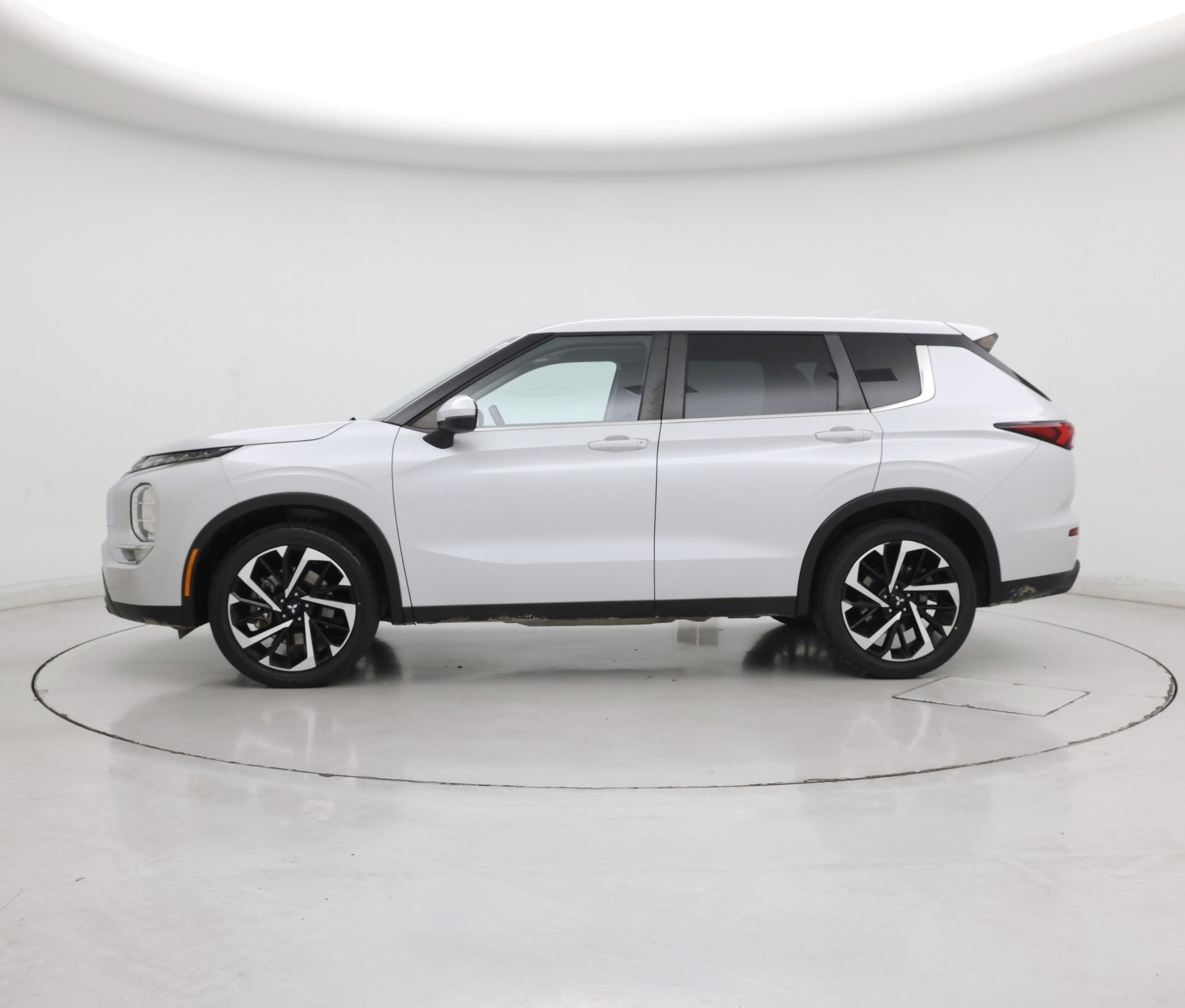 Thumbnail: 2022 Mitsubishi Outlander - 3