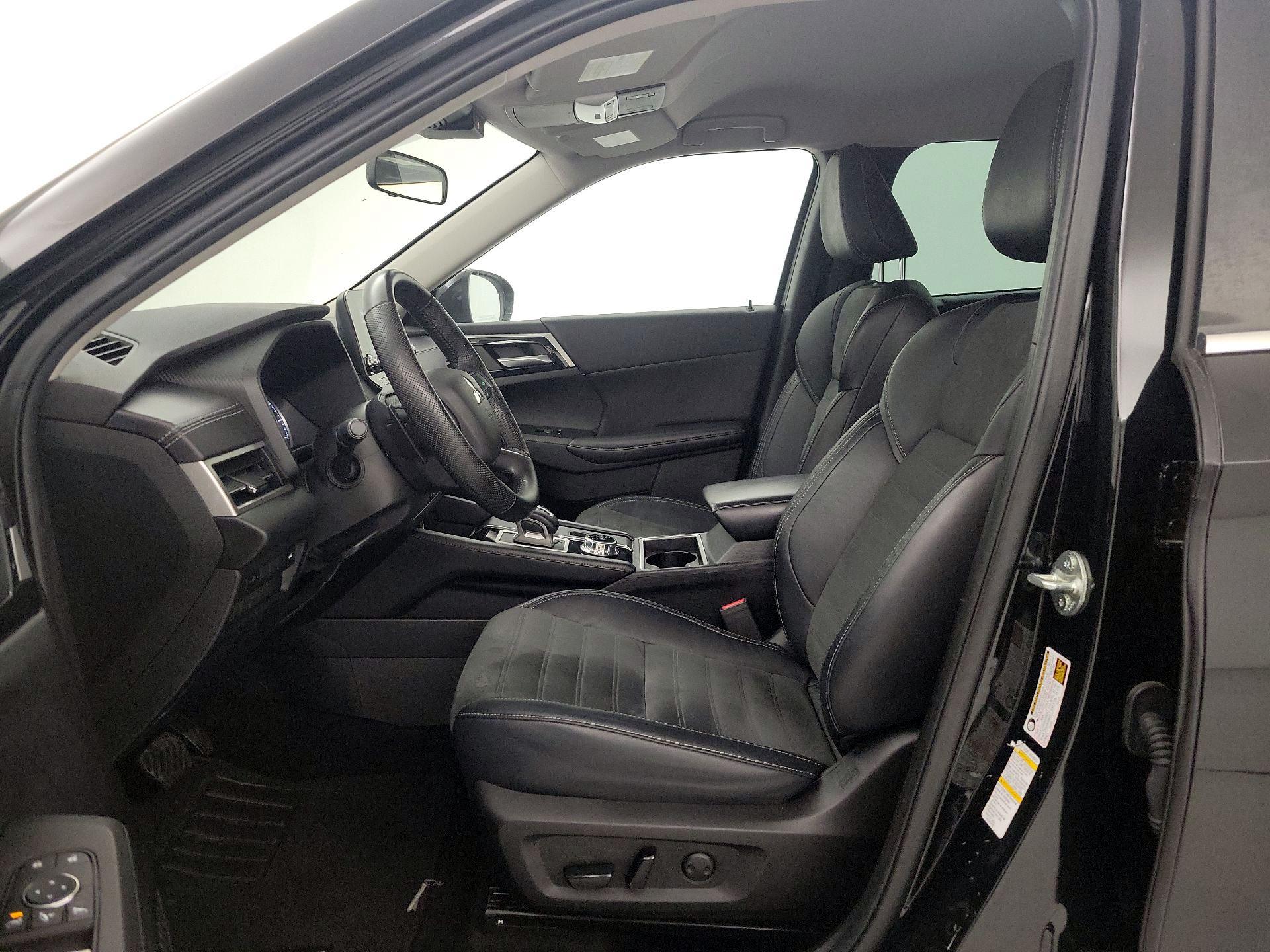 Thumbnail: 2023 Mitsubishi Outlander - 11