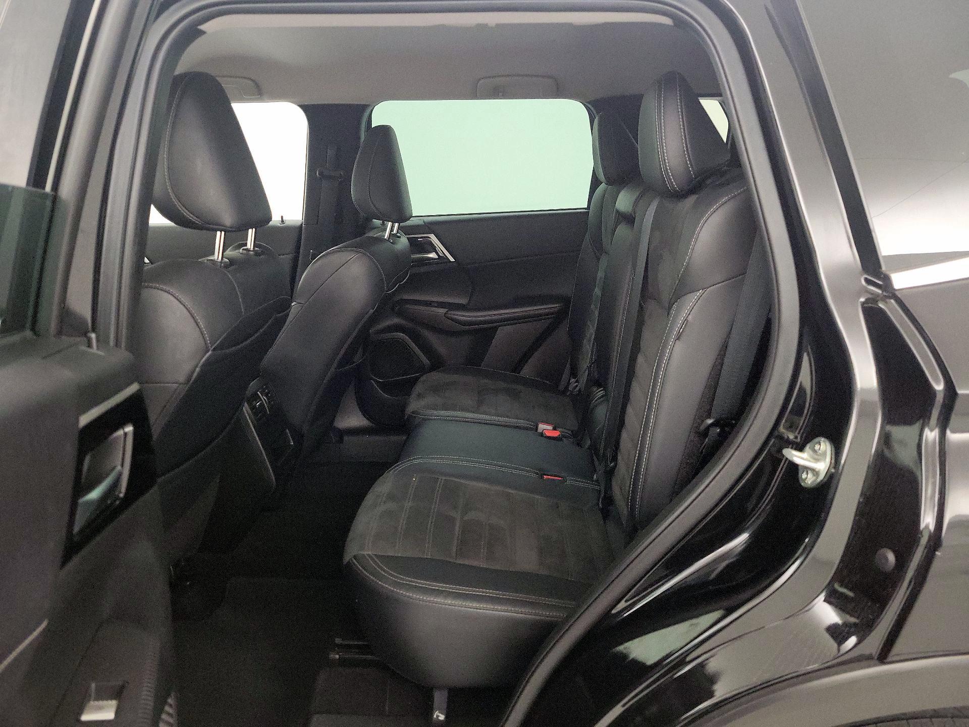 Thumbnail: 2023 Mitsubishi Outlander - 18