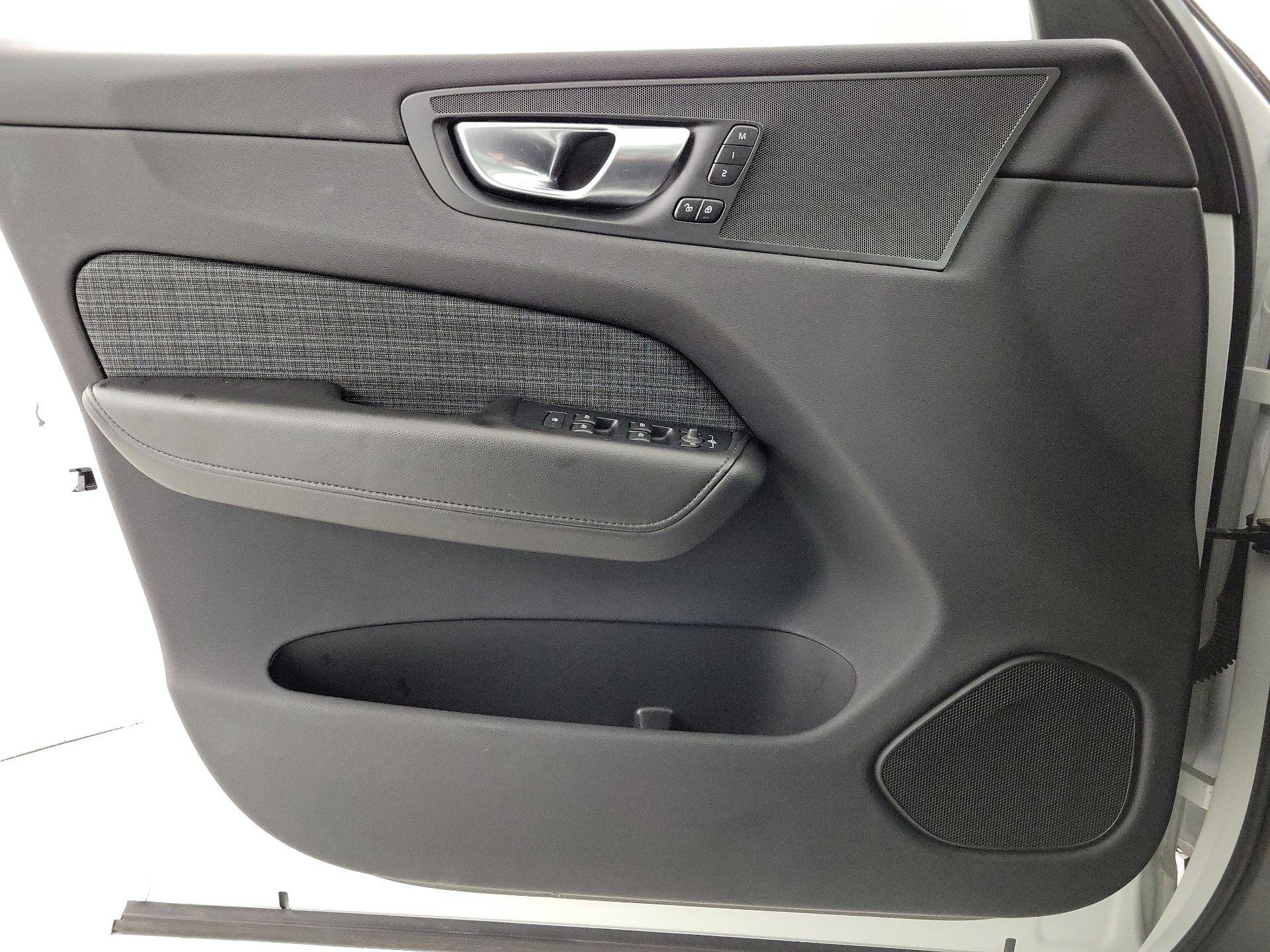 Thumbnail: 2022 Volvo XC60 - 12