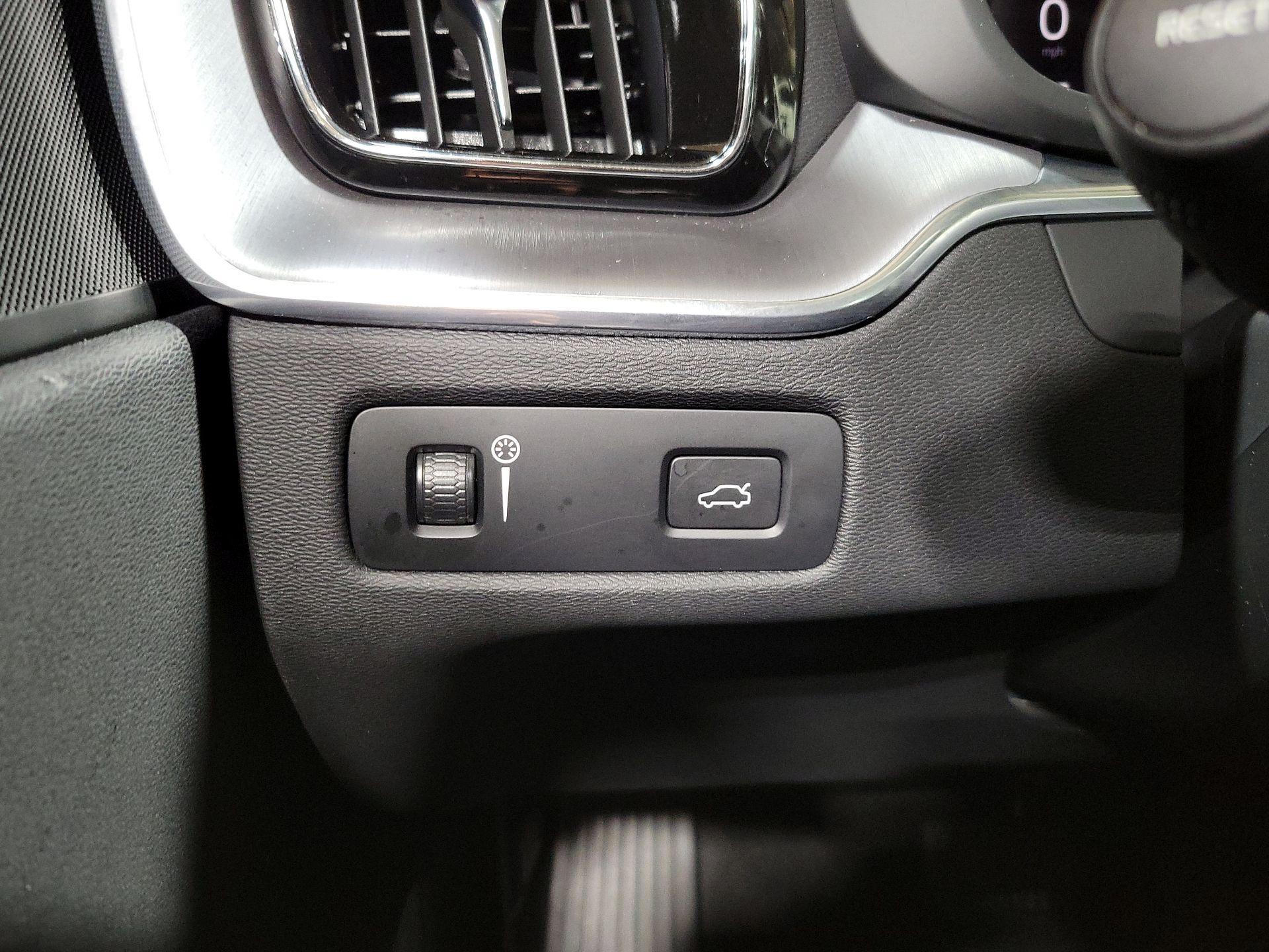 Thumbnail: 2022 Volvo XC60 - 13