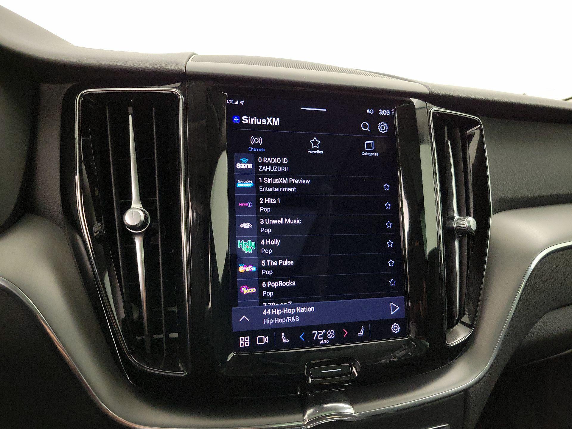 Thumbnail: 2022 Volvo XC60 - 16