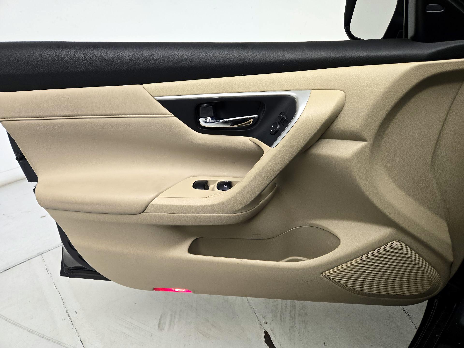 Thumbnail: 2017 Nissan Altima - 12