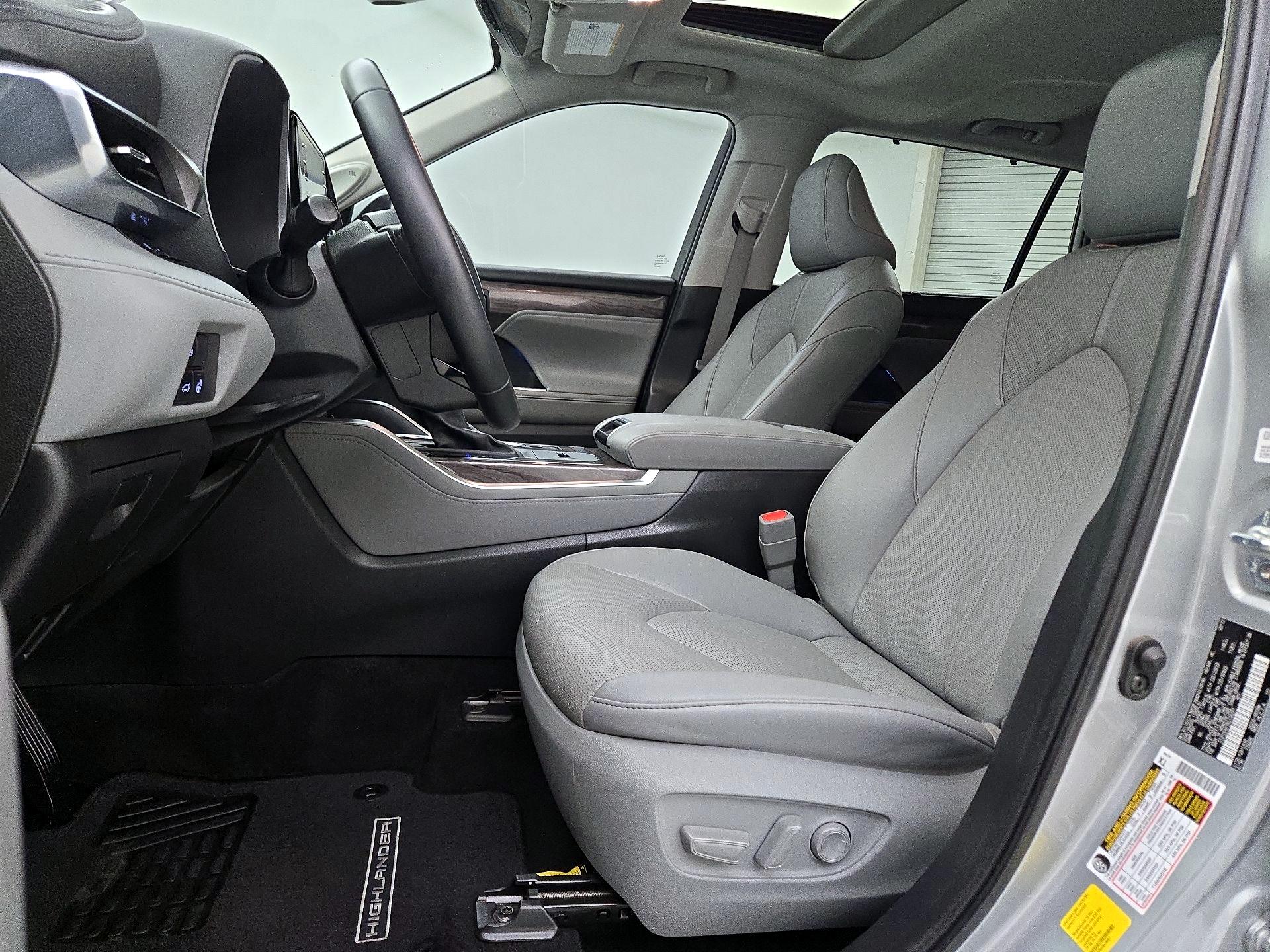 Thumbnail: 2022 Toyota Highlander - 11