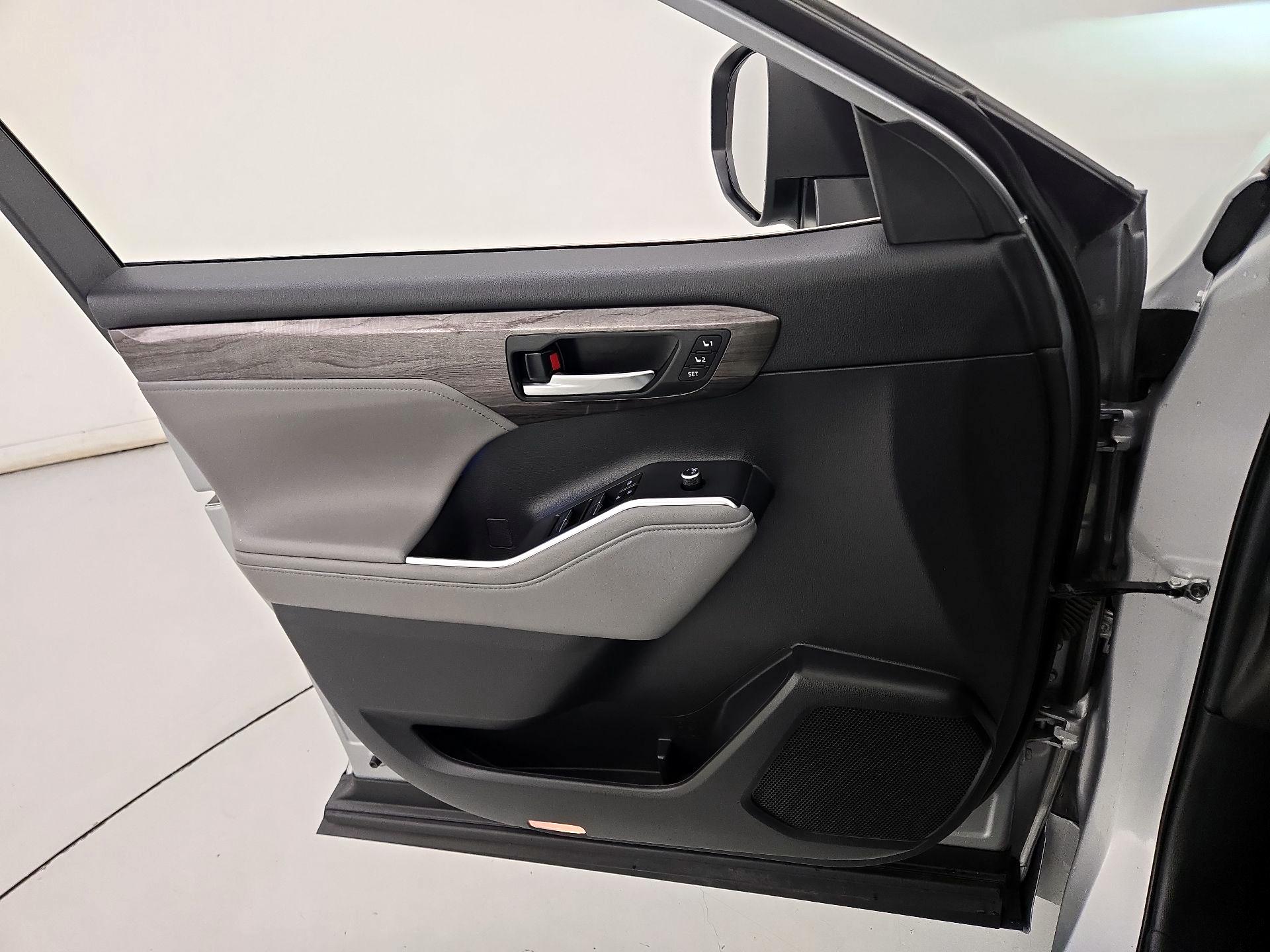 Thumbnail: 2022 Toyota Highlander - 12