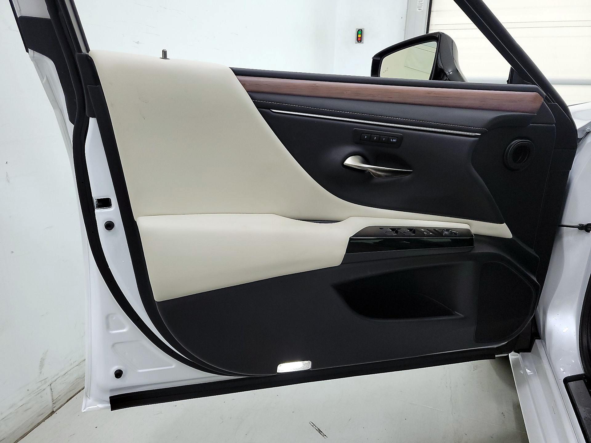 Thumbnail: 2025 Lexus ES - 12