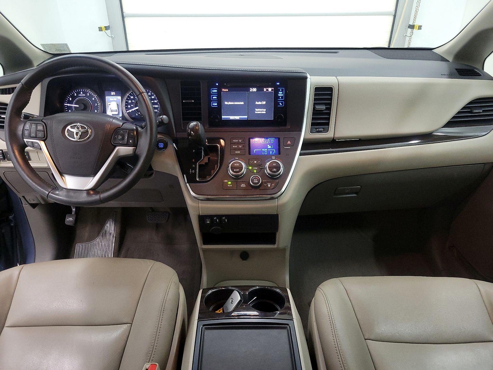 Thumbnail: 2017 Toyota Sienna - 9