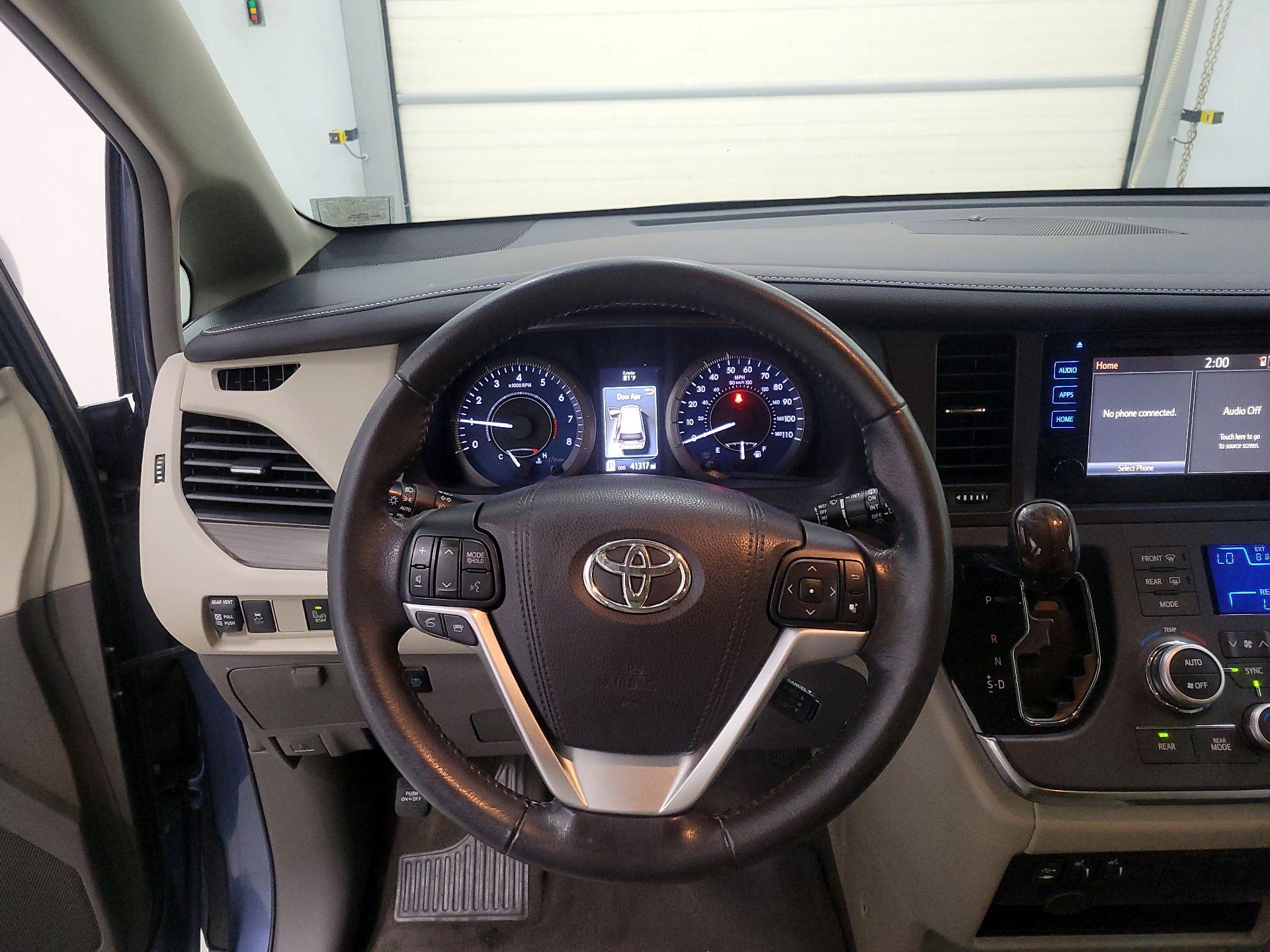 Thumbnail: 2017 Toyota Sienna - 10