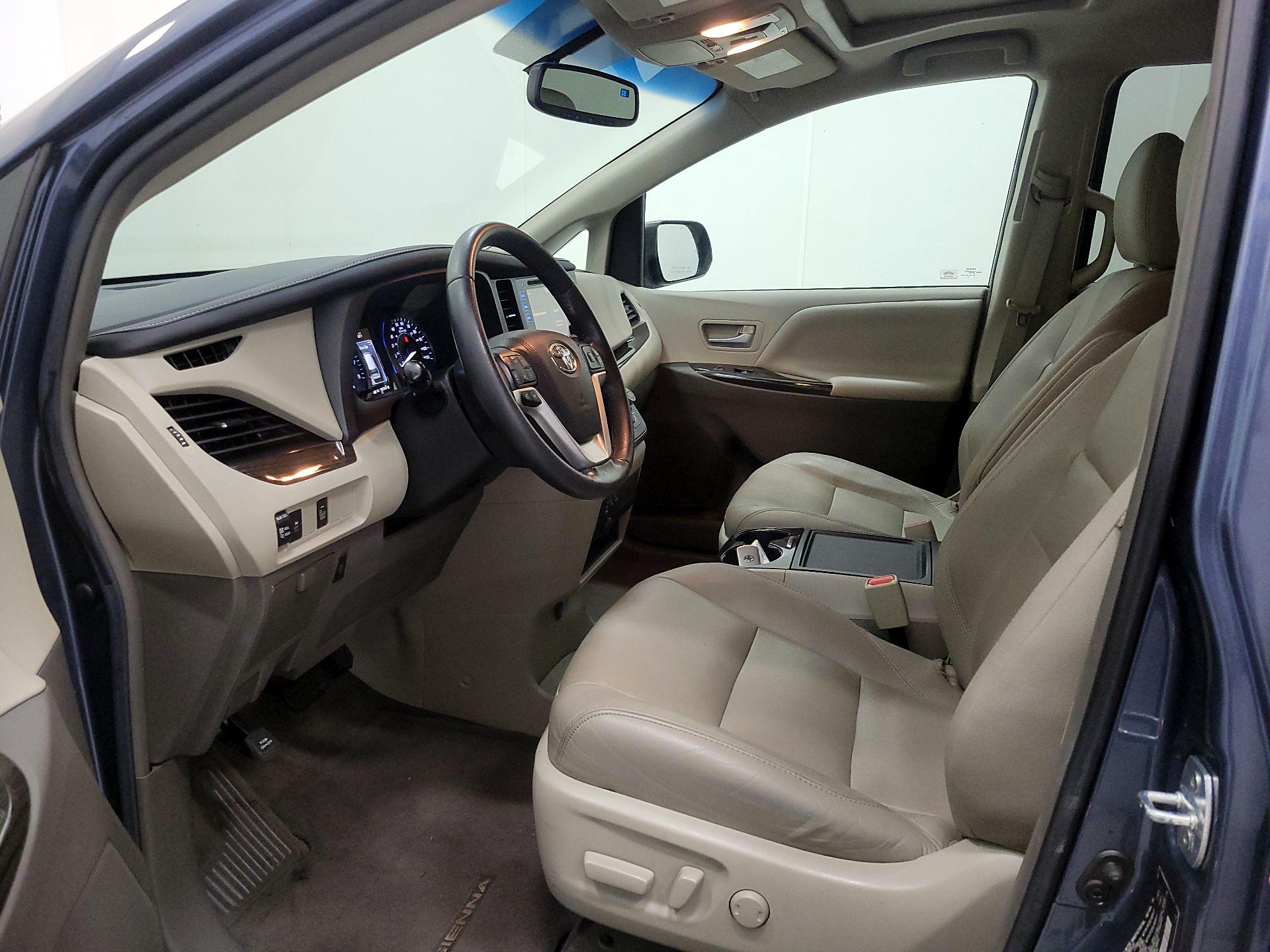 Thumbnail: 2017 Toyota Sienna - 11